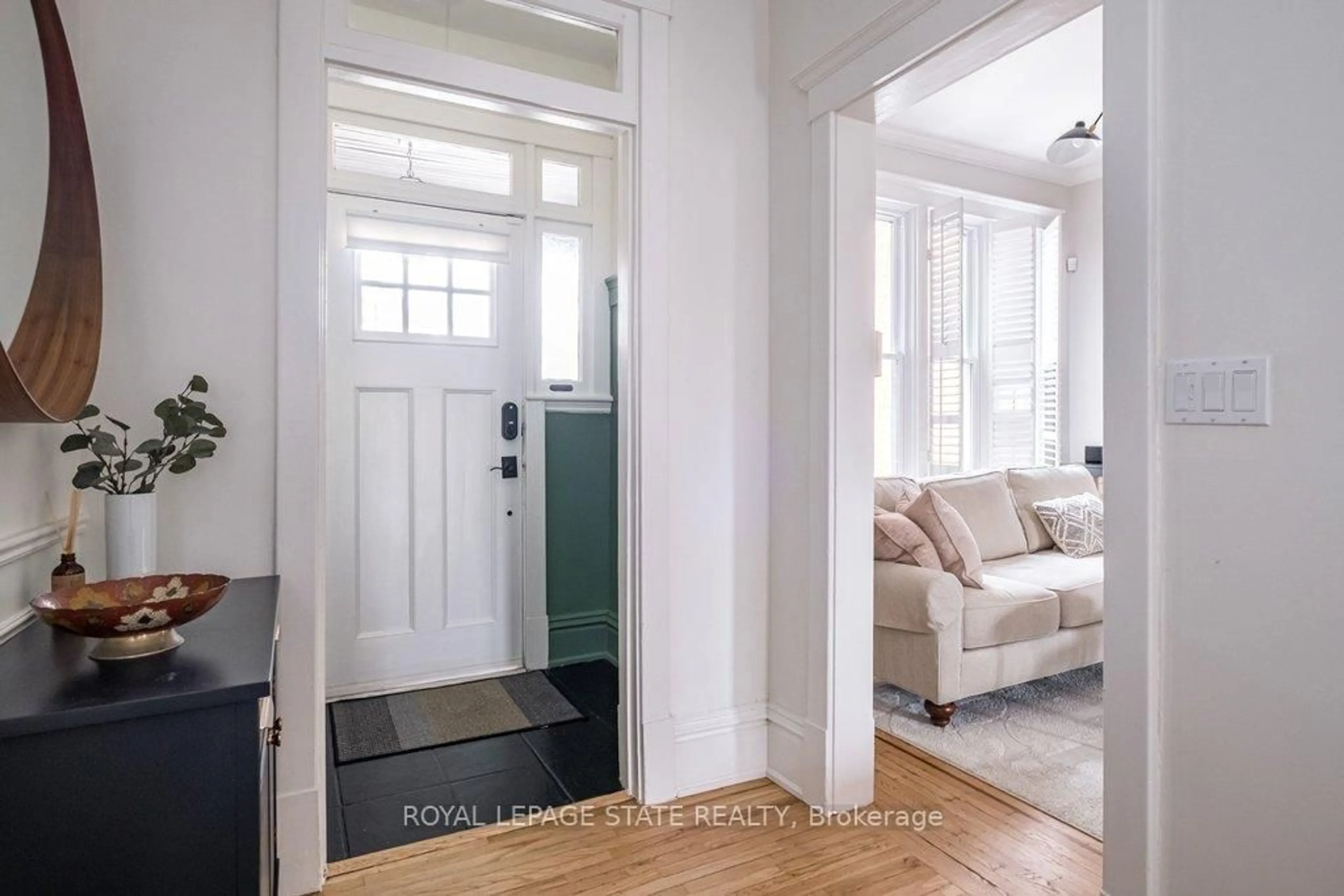 Indoor entryway for 14 Blythe St, Hamilton Ontario L8N 2W4