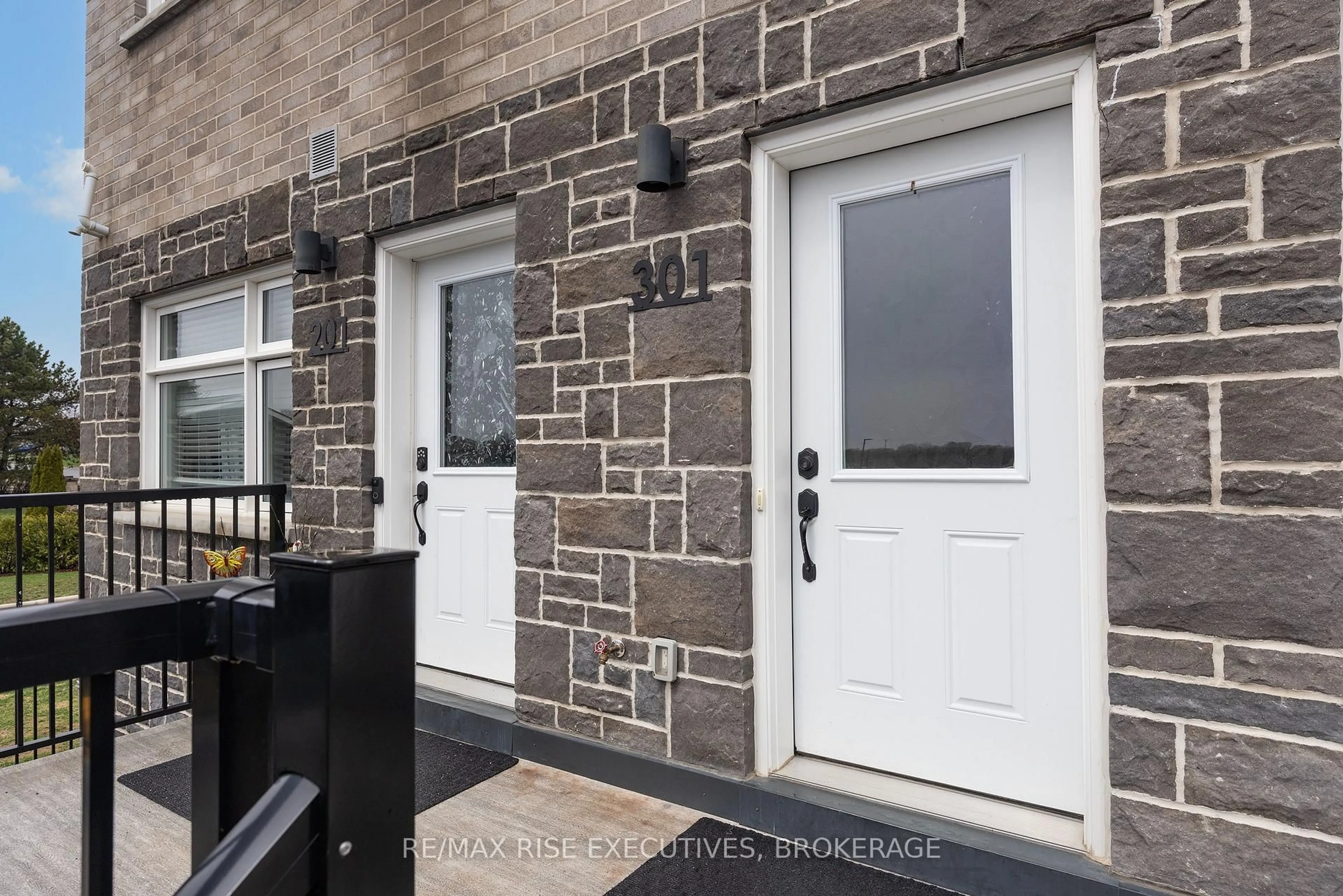 Indoor entryway for 809 Development Dr #301, Kingston Ontario K7M 0J4