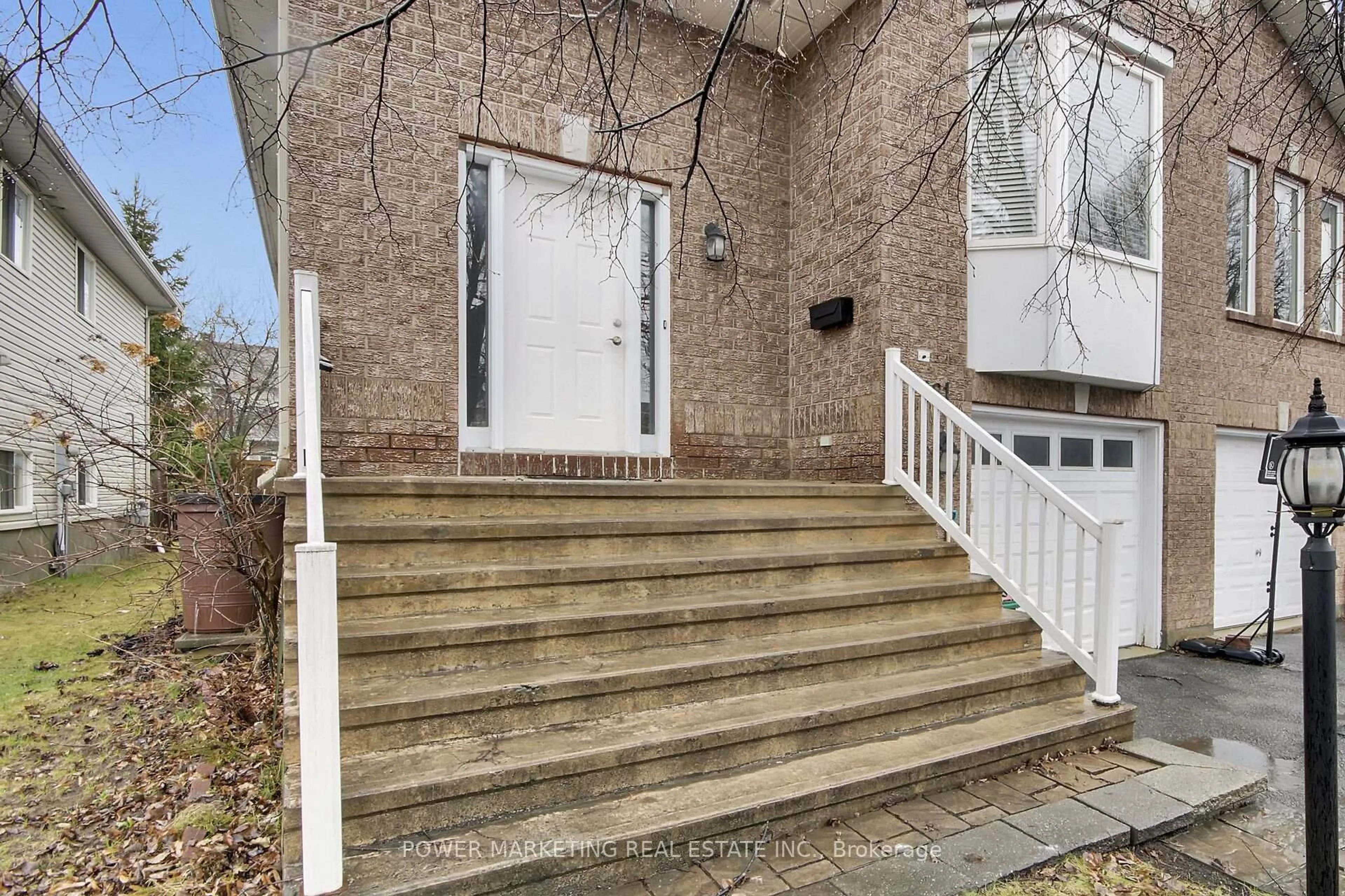 Stairs for 181 MOUNTSHANNON Dr, Ottawa Ontario K2J 4N1