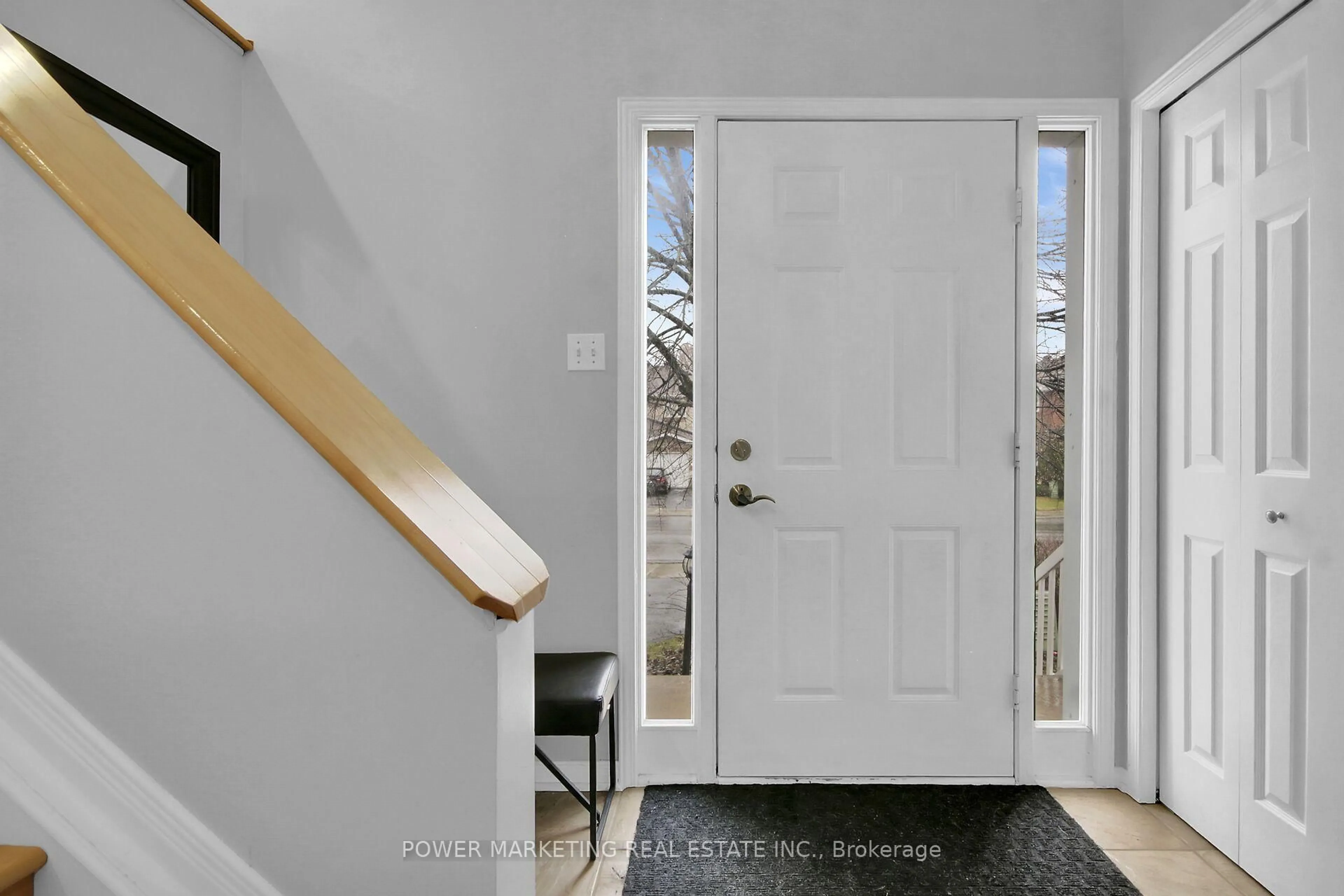 Indoor entryway for 181 MOUNTSHANNON Dr, Ottawa Ontario K2J 4N1