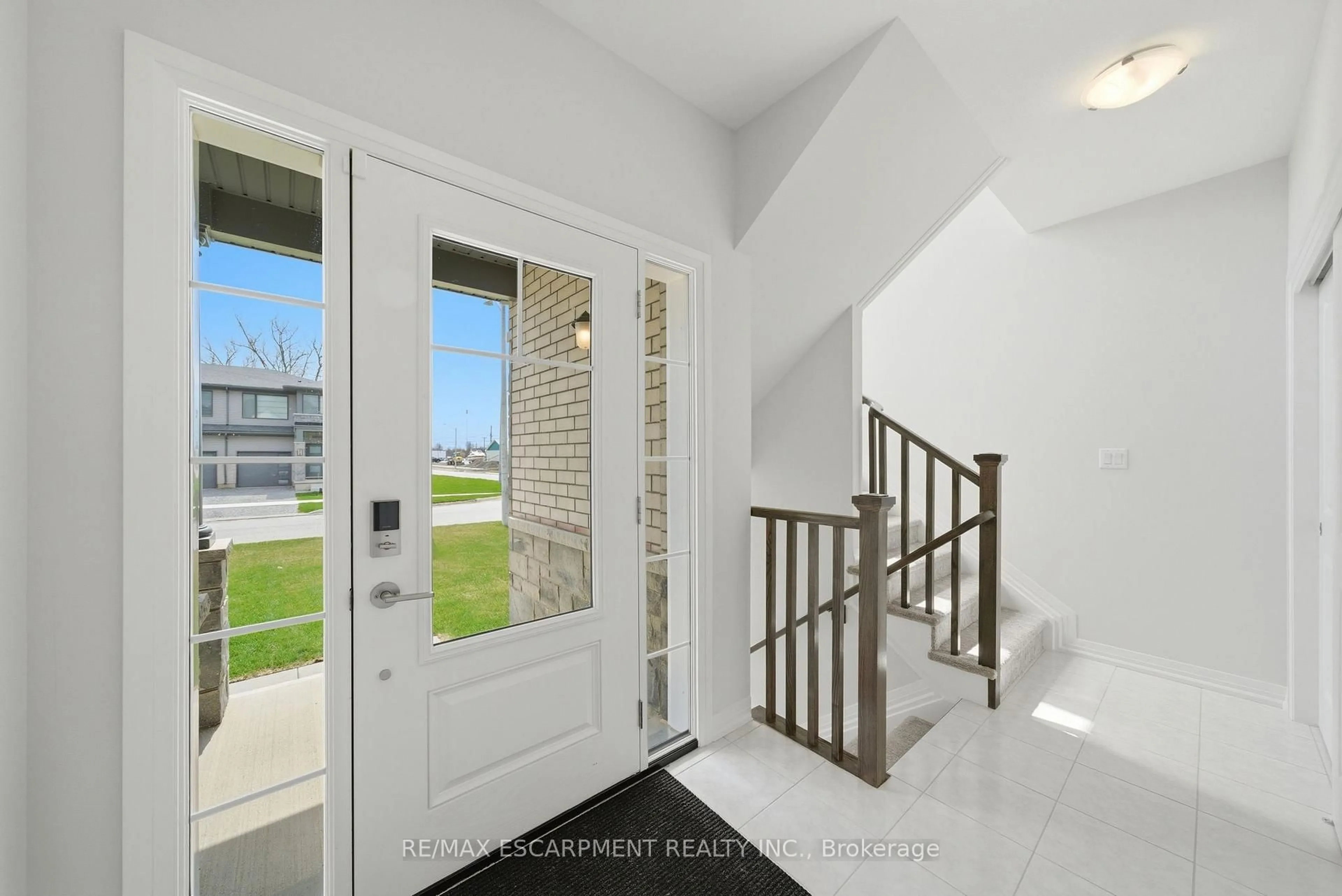 Indoor entryway for 778 Bradford Ave, Fort Erie Ontario L2A 0H3