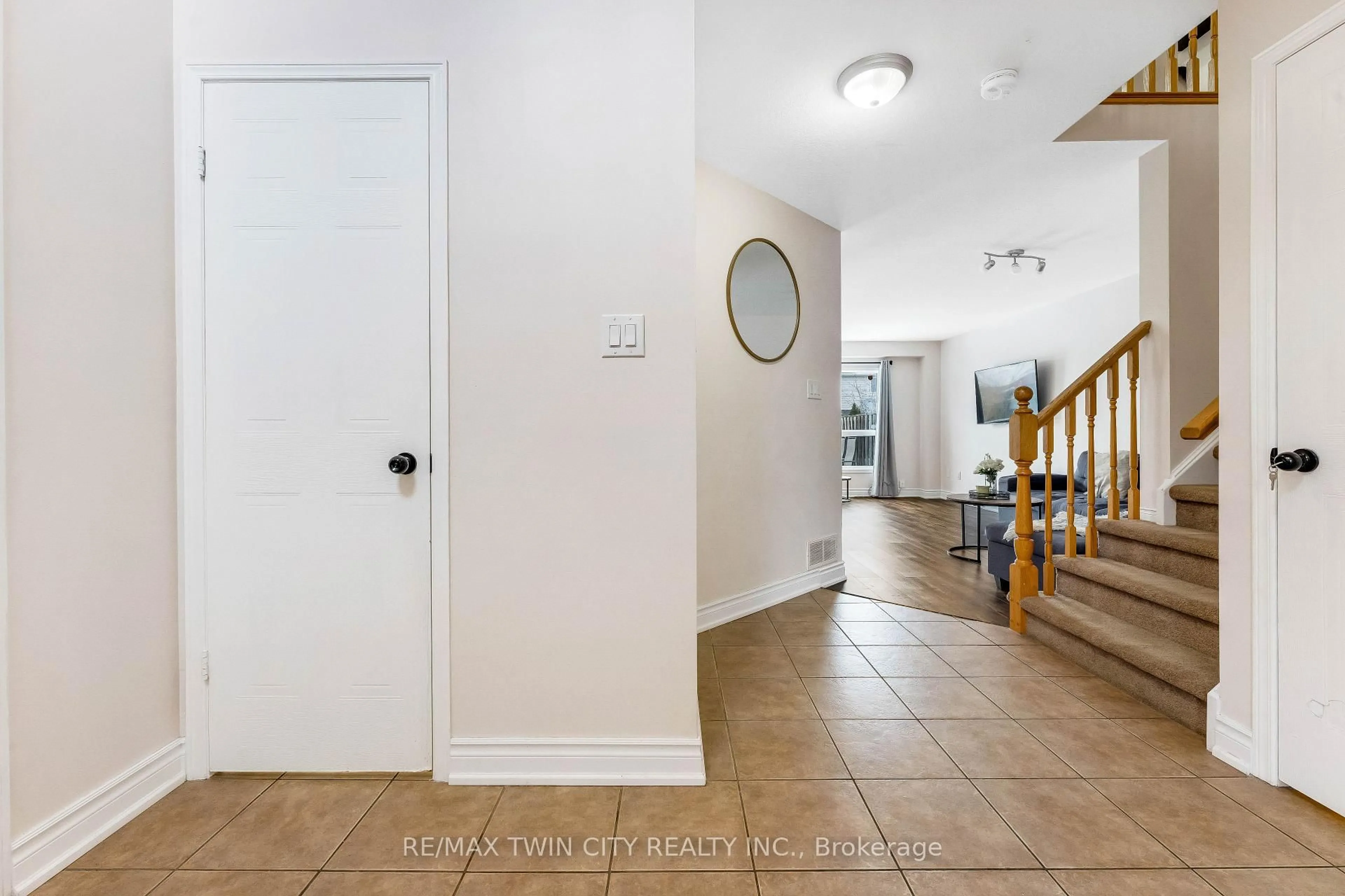 Indoor entryway for 142 Dubrick Cres, Kitchener Ontario N2E 4G3