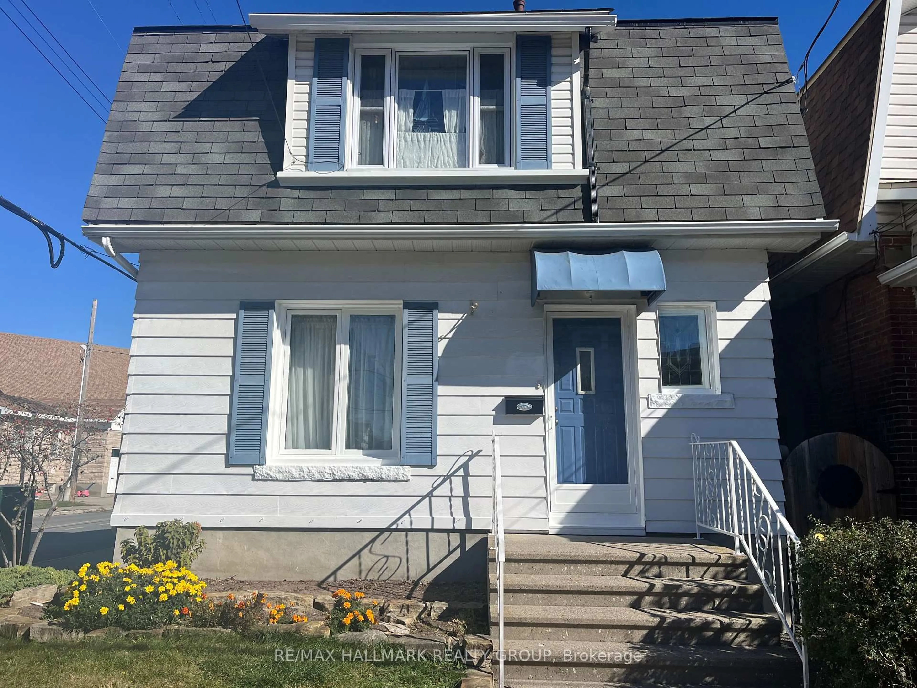 Home with vinyl exterior material, street for 115 Hamilton Ave, Ottawa Ontario K1Y 1C1