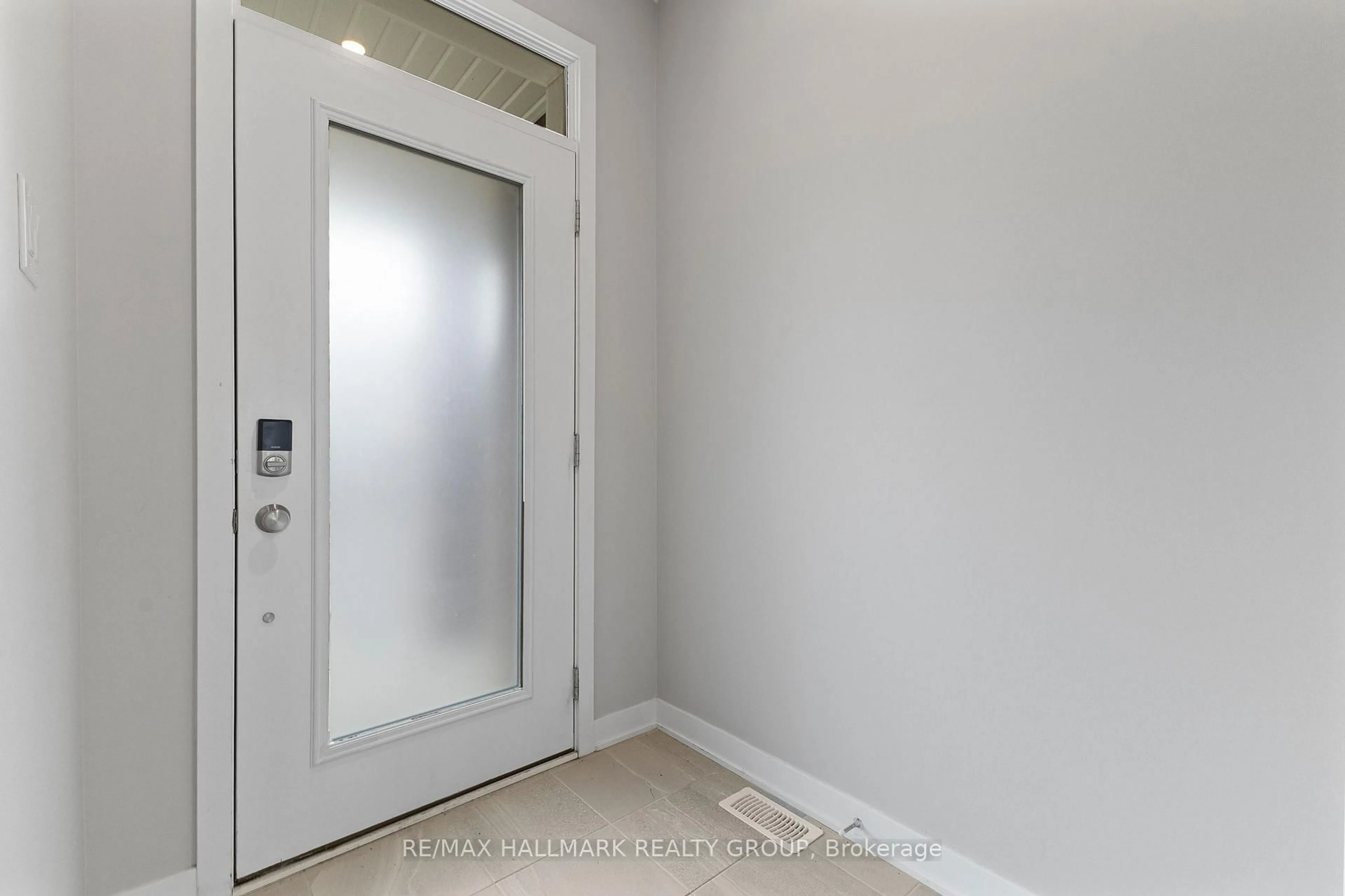 Indoor entryway for 1015 Cottontail Walk, Ottawa Ontario K4A 5H7