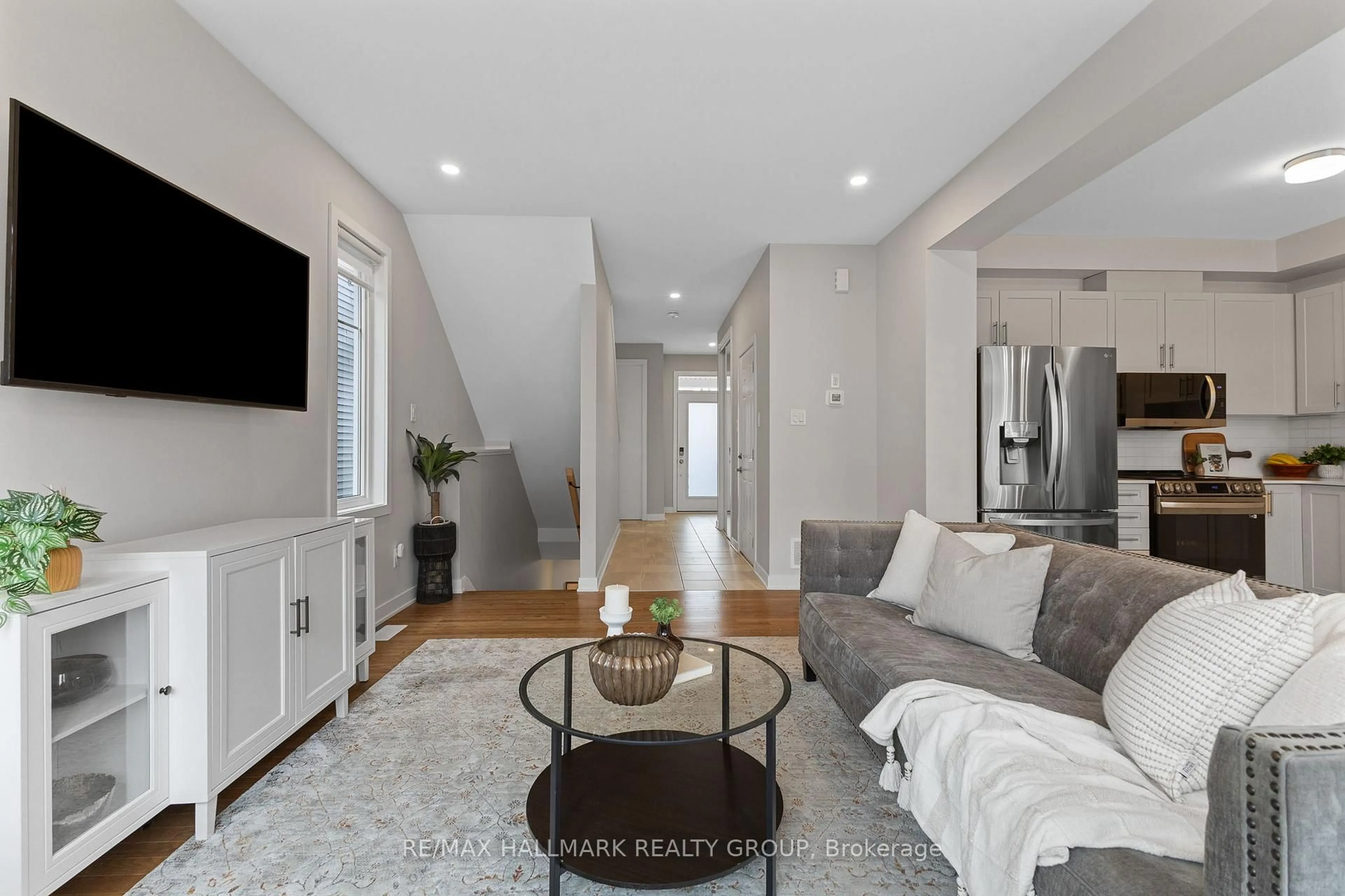 Living room with furniture, unknown for 1015 Cottontail Walk, Ottawa Ontario K4A 5H7