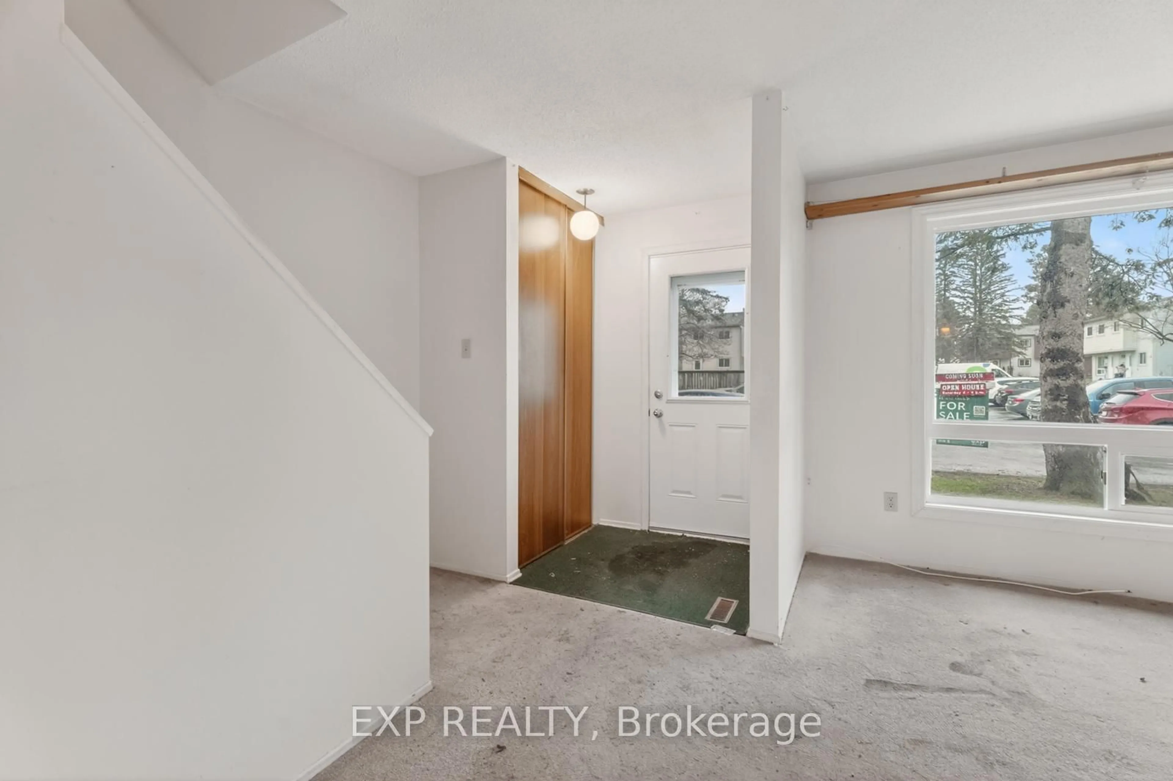 Indoor entryway for 235 Teal Cres, Orleans Ontario K1E 2C3