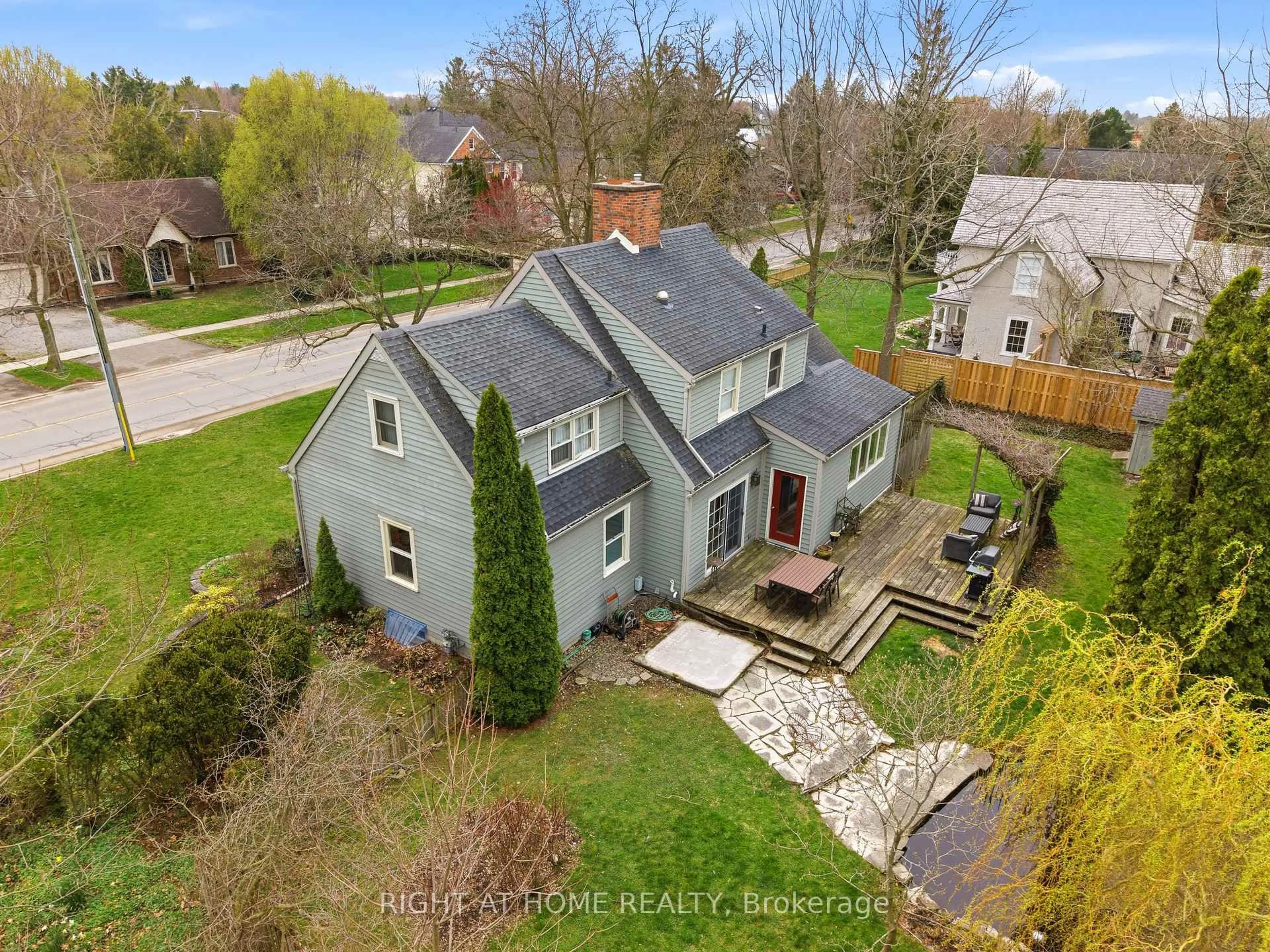 A pic from outside/outdoor area/front of a property/back of a property/a pic from drone, street for 727 Rye St, Niagara-on-the-Lake Ontario L0S 1J0