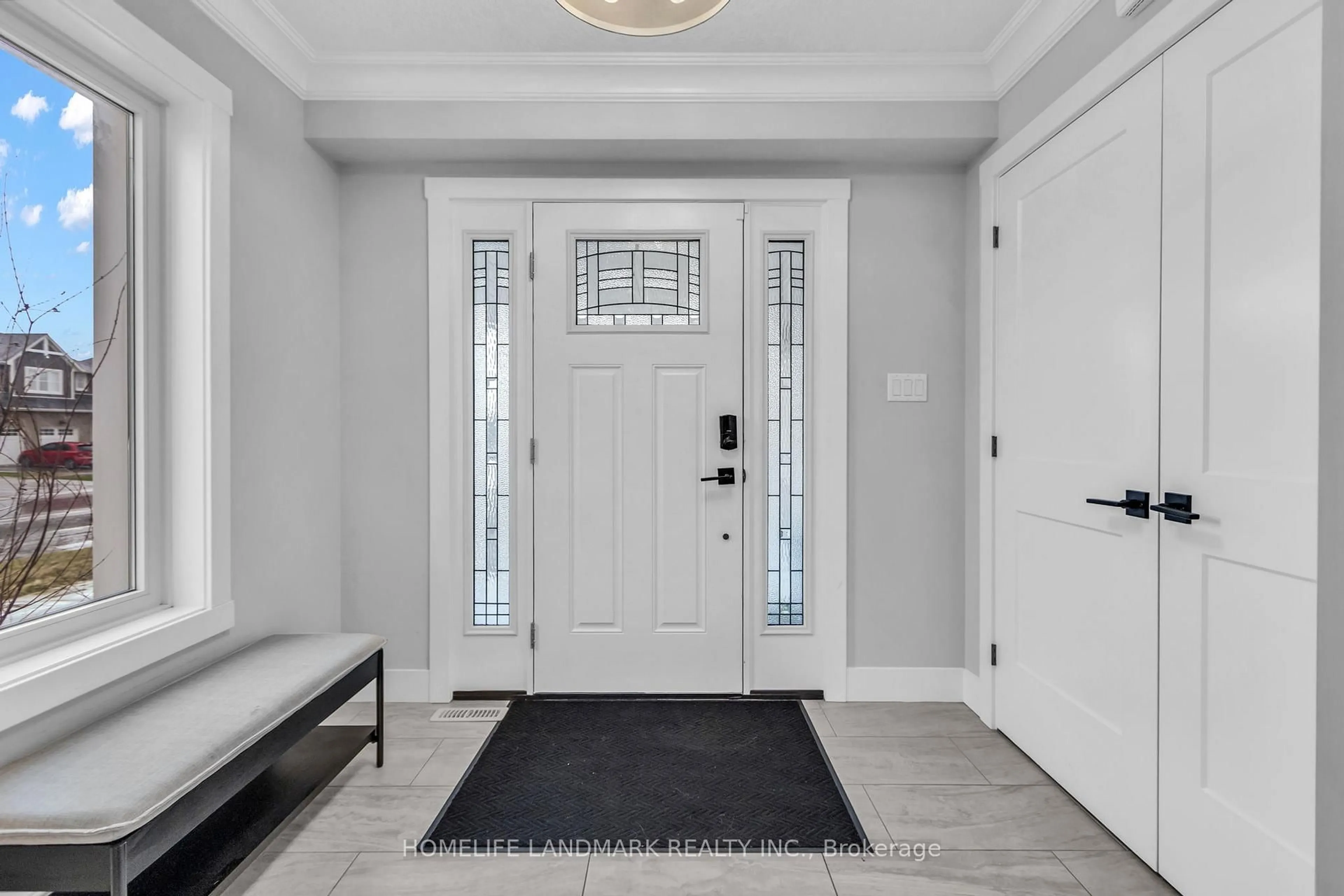 Indoor entryway for 2 Auburn Dr, St. Thomas Ontario N5R 0K1