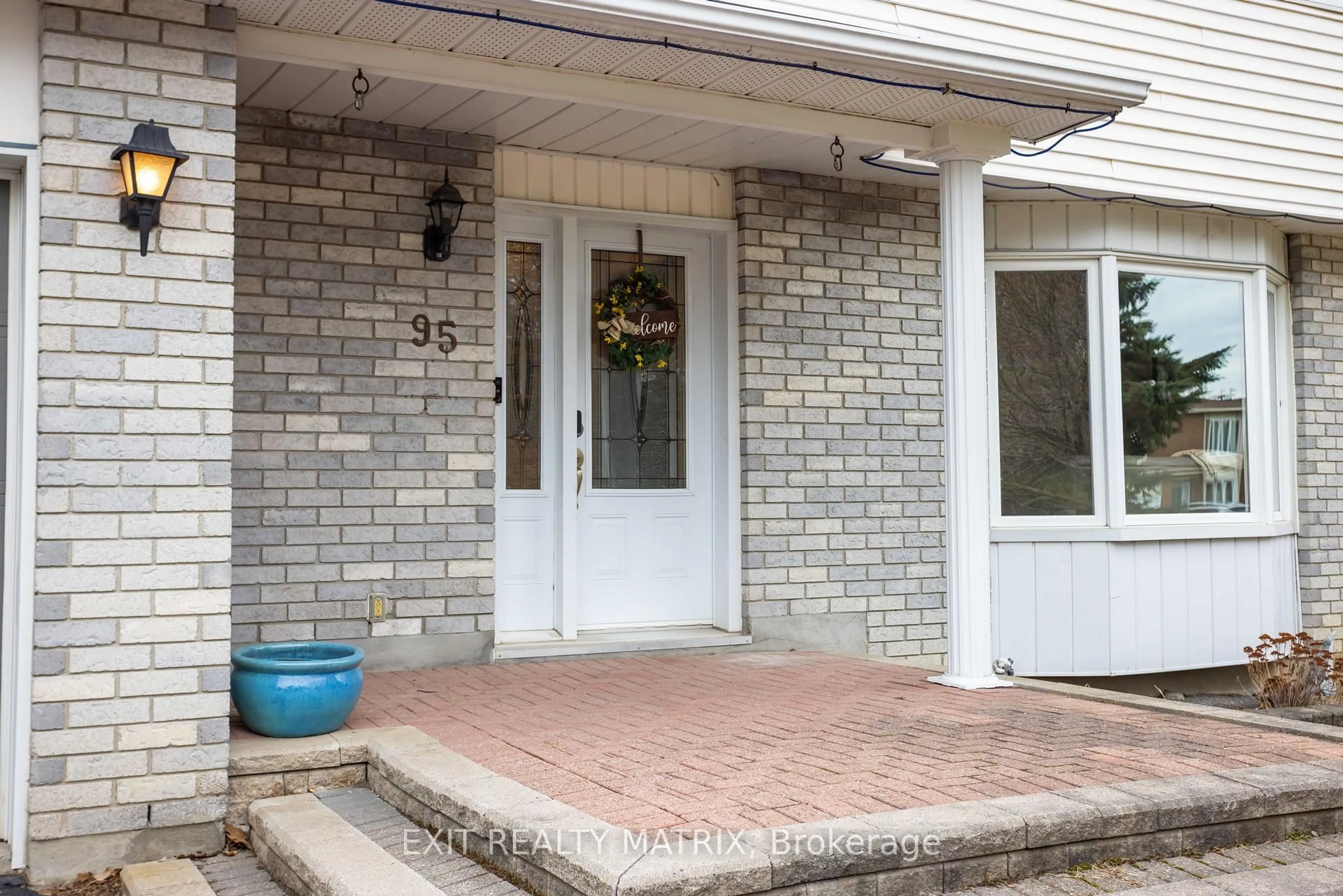 Indoor entryway for 95 Castlebeau St, Russell Ontario K0A 1W0