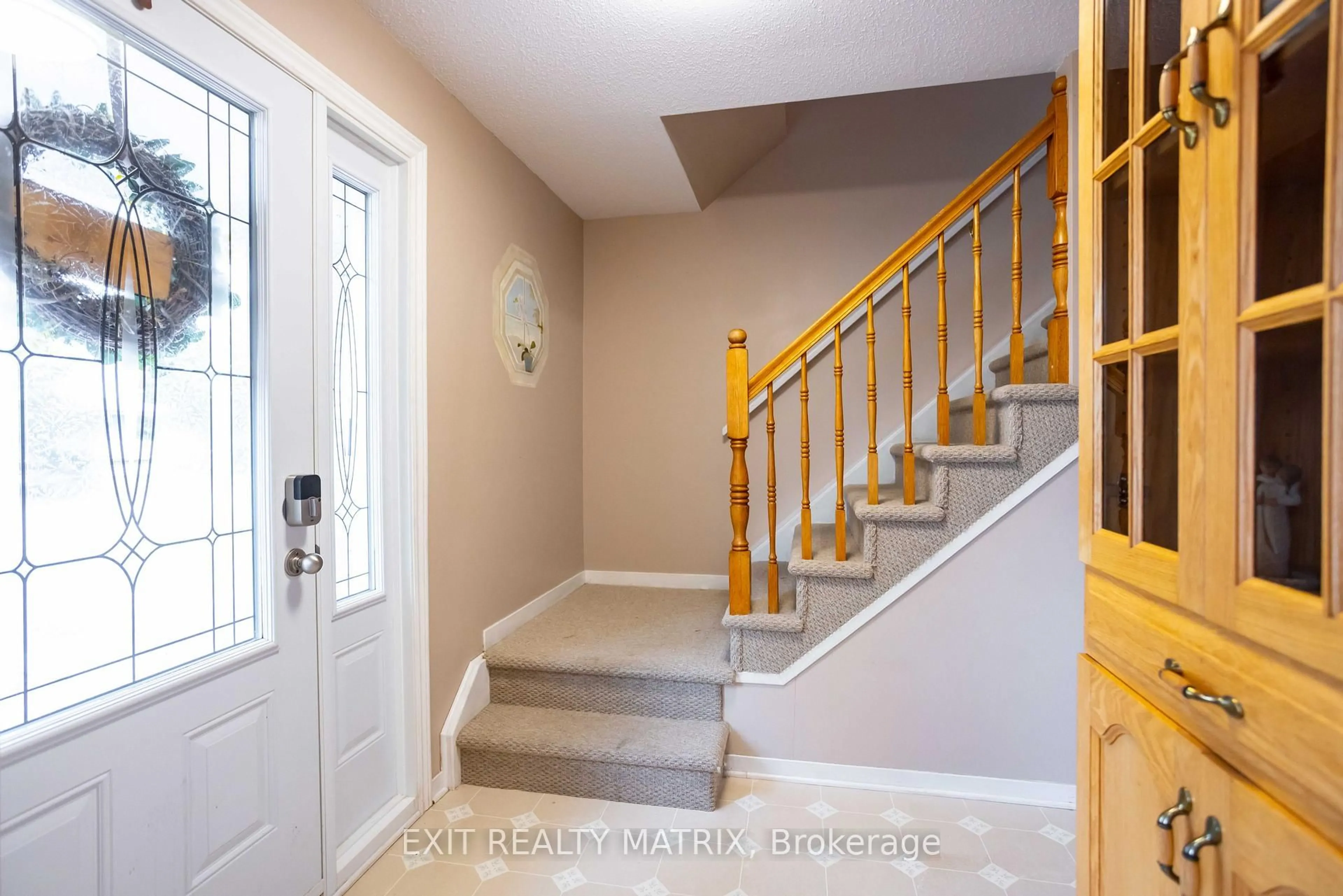 Indoor entryway for 95 Castlebeau St, Russell Ontario K0A 1W0