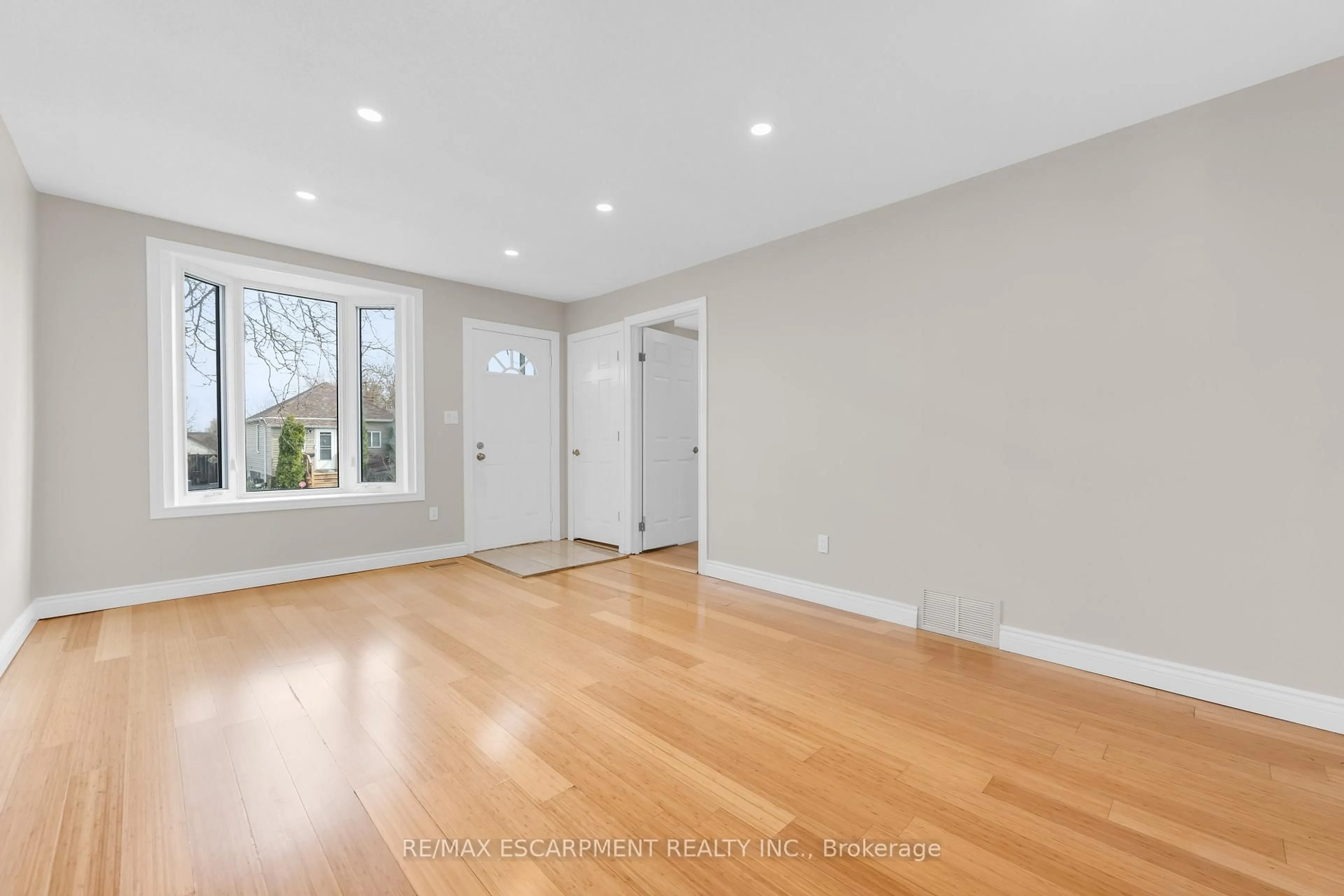 A pic of a room for 180 Mead Ave, Hamilton Ontario L8H 3V1