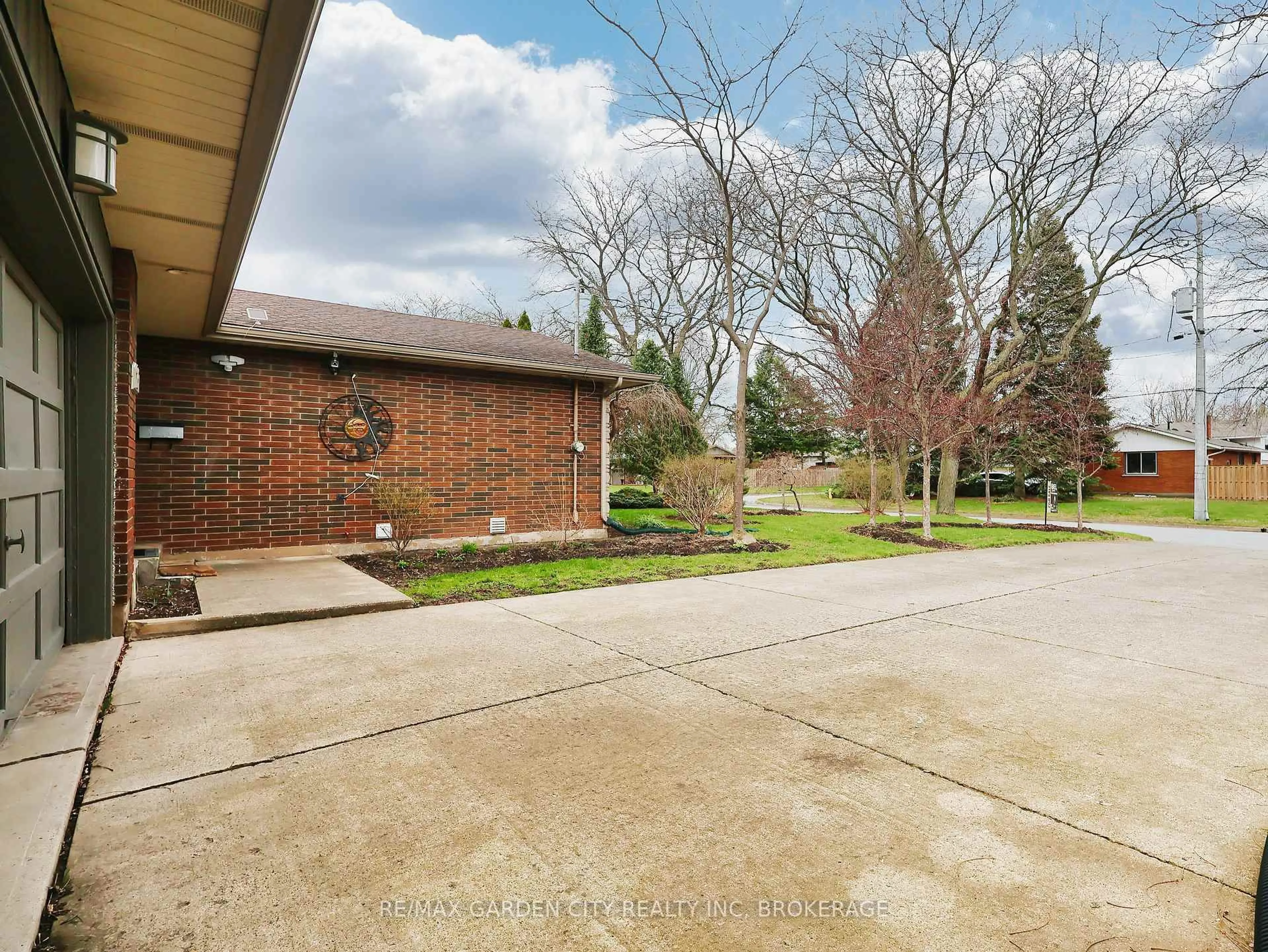 Unknown for 15 Black Friars Rd, St. Catharines Ontario L2N 2M8