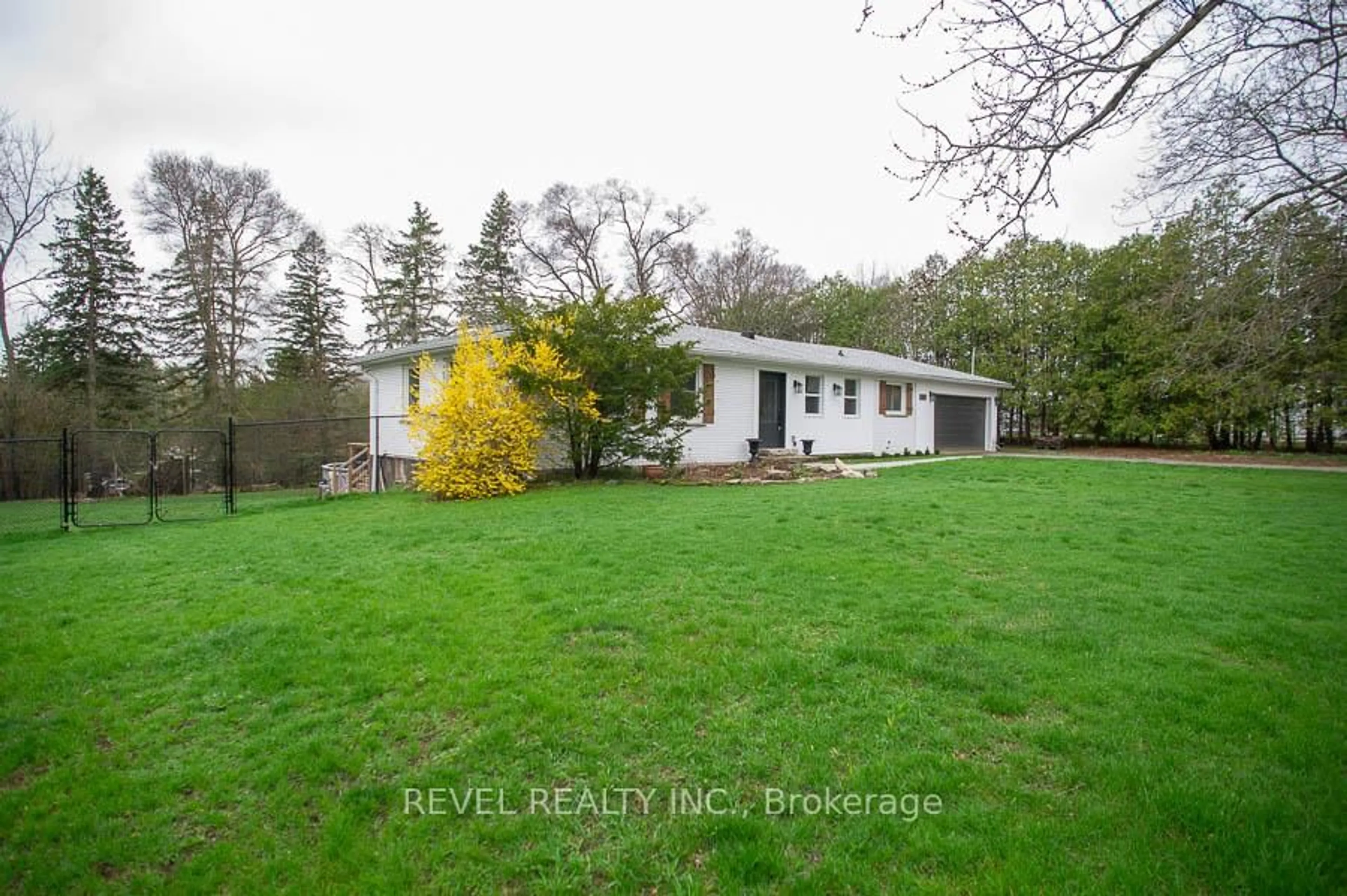 A pic from outside/outdoor area/front of a property/back of a property/a pic from drone, unknown for 20 Russell St, Brant Ontario N0E 1K0