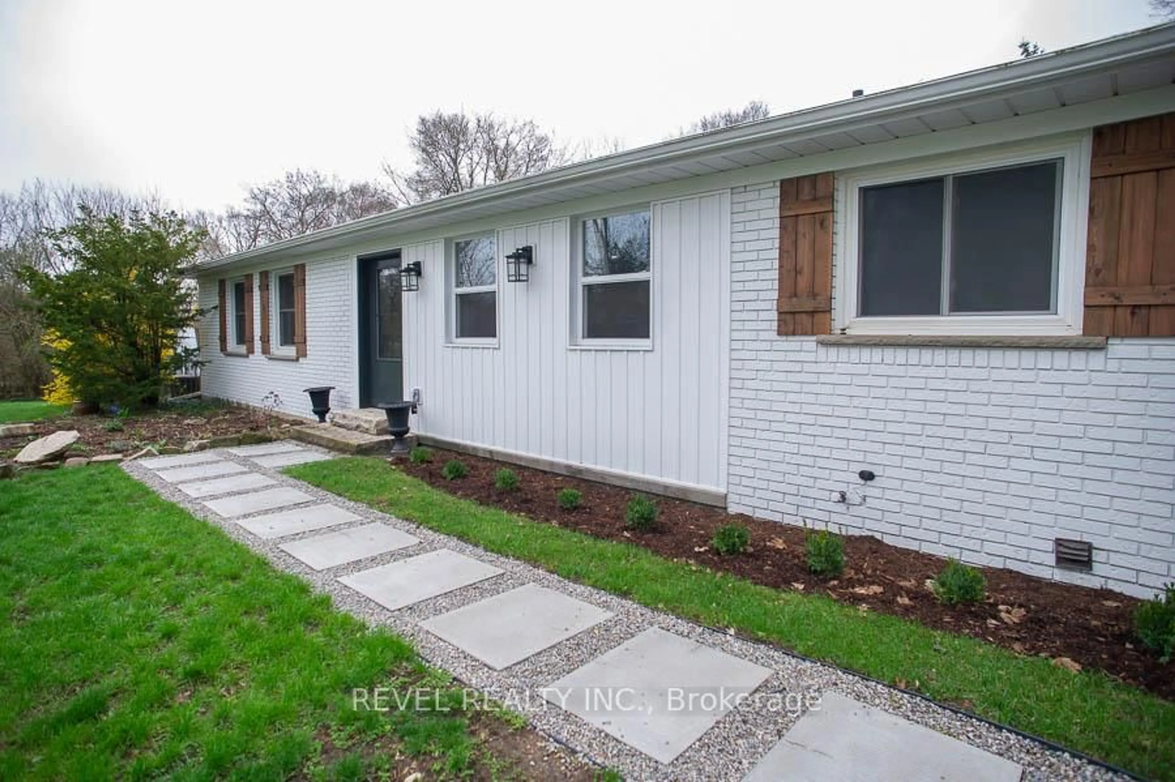 Home with brick exterior material, street for 20 Russell St, Brant Ontario N0E 1K0