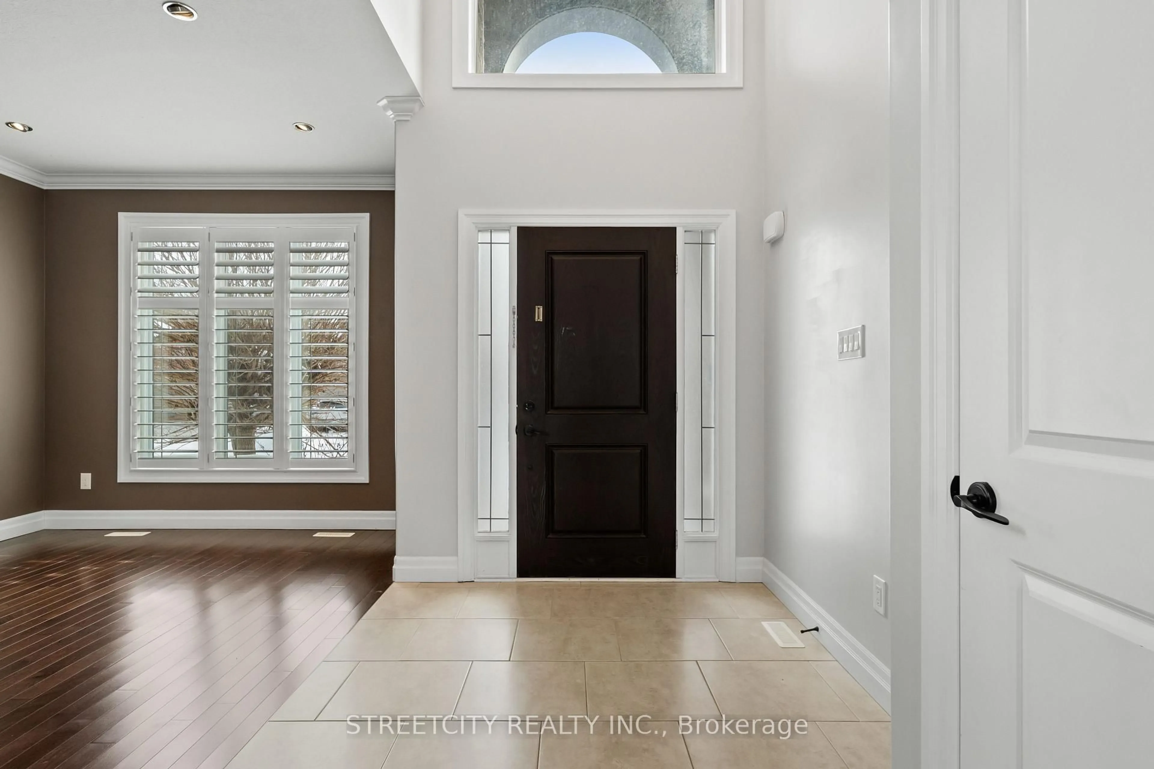 Indoor entryway for 6540 Upper Canada Cross, London South Ontario N6P 0B9