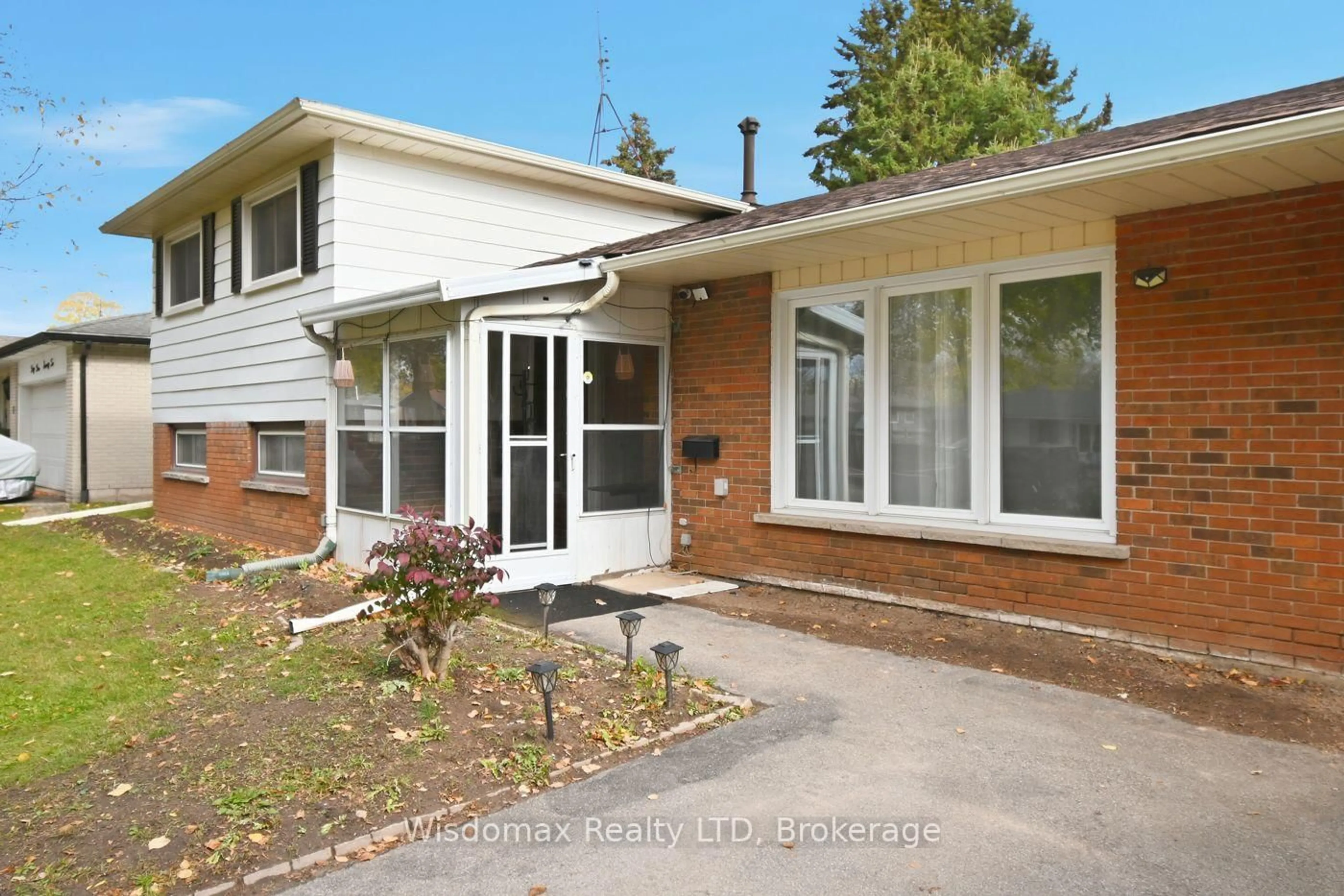 Home with brick exterior material, street for 3384 BAKER Cres, Niagara Falls Ontario L2J 3L9