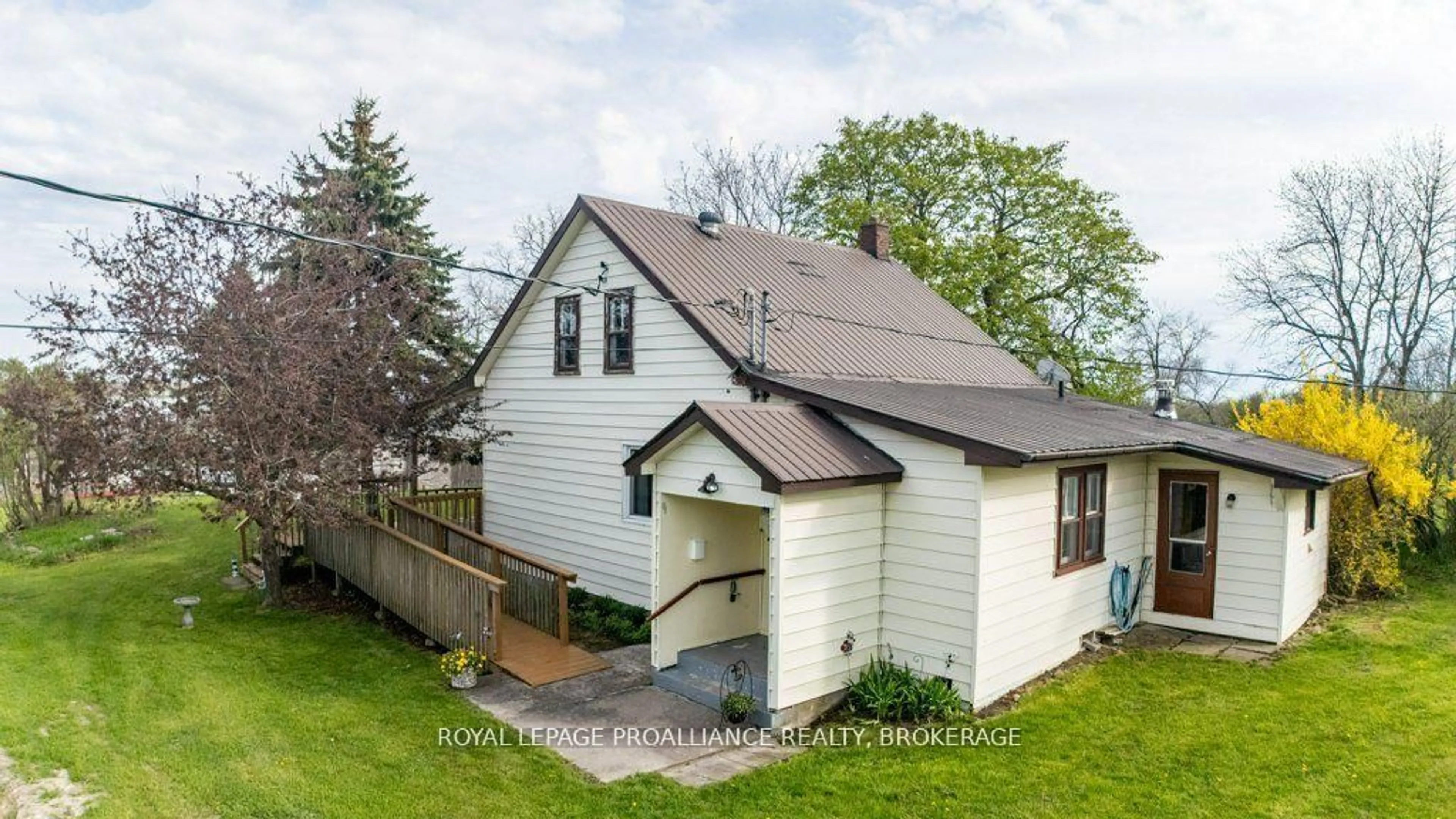 A pic from outside/outdoor area/front of a property/back of a property/a pic from drone, building for 39 Fisherman's Cove Lane, Wolfe Island Ontario K0H 2Y0