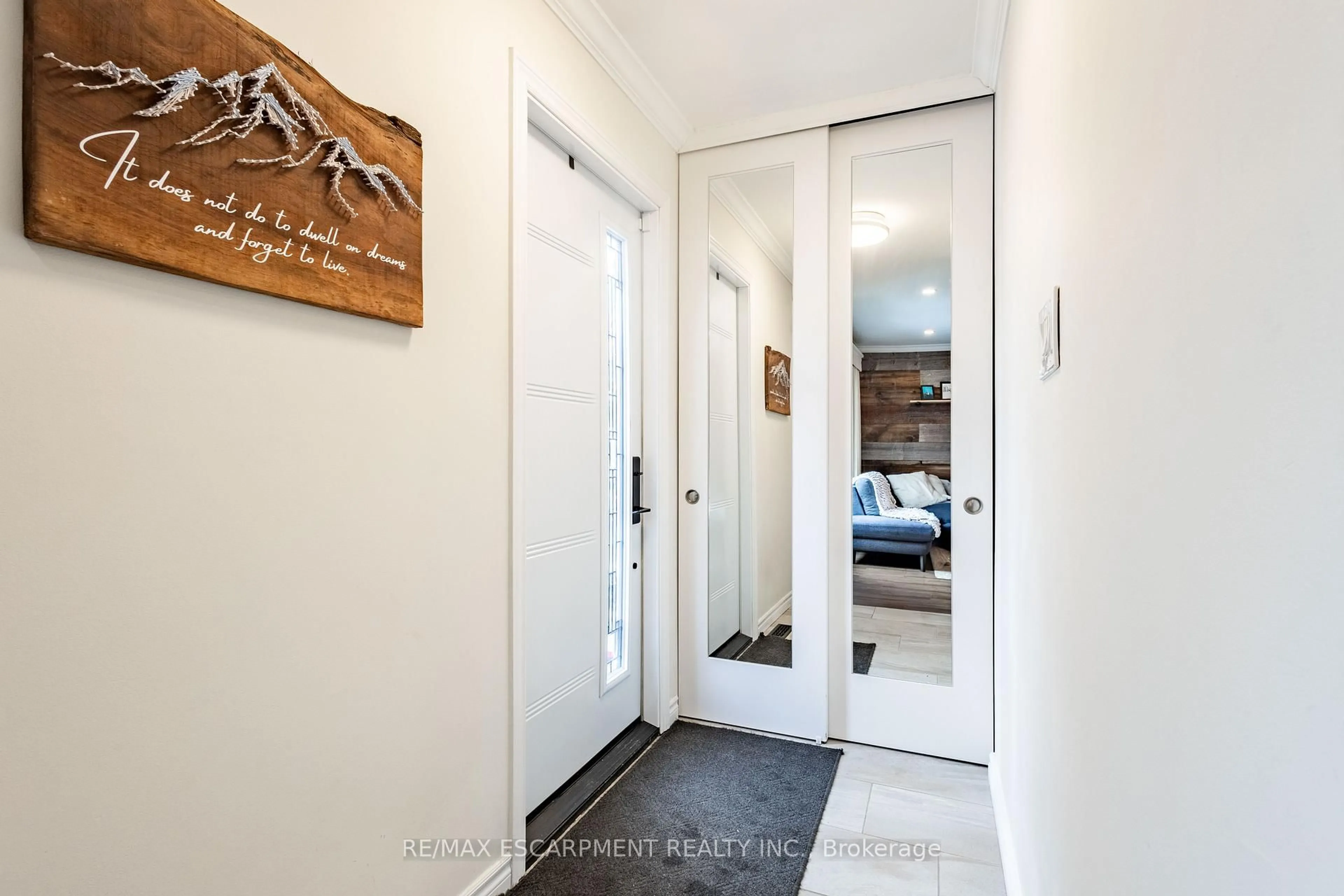 Indoor entryway for 72 ATHENIA Dr, Hamilton Ontario L8J 1S8