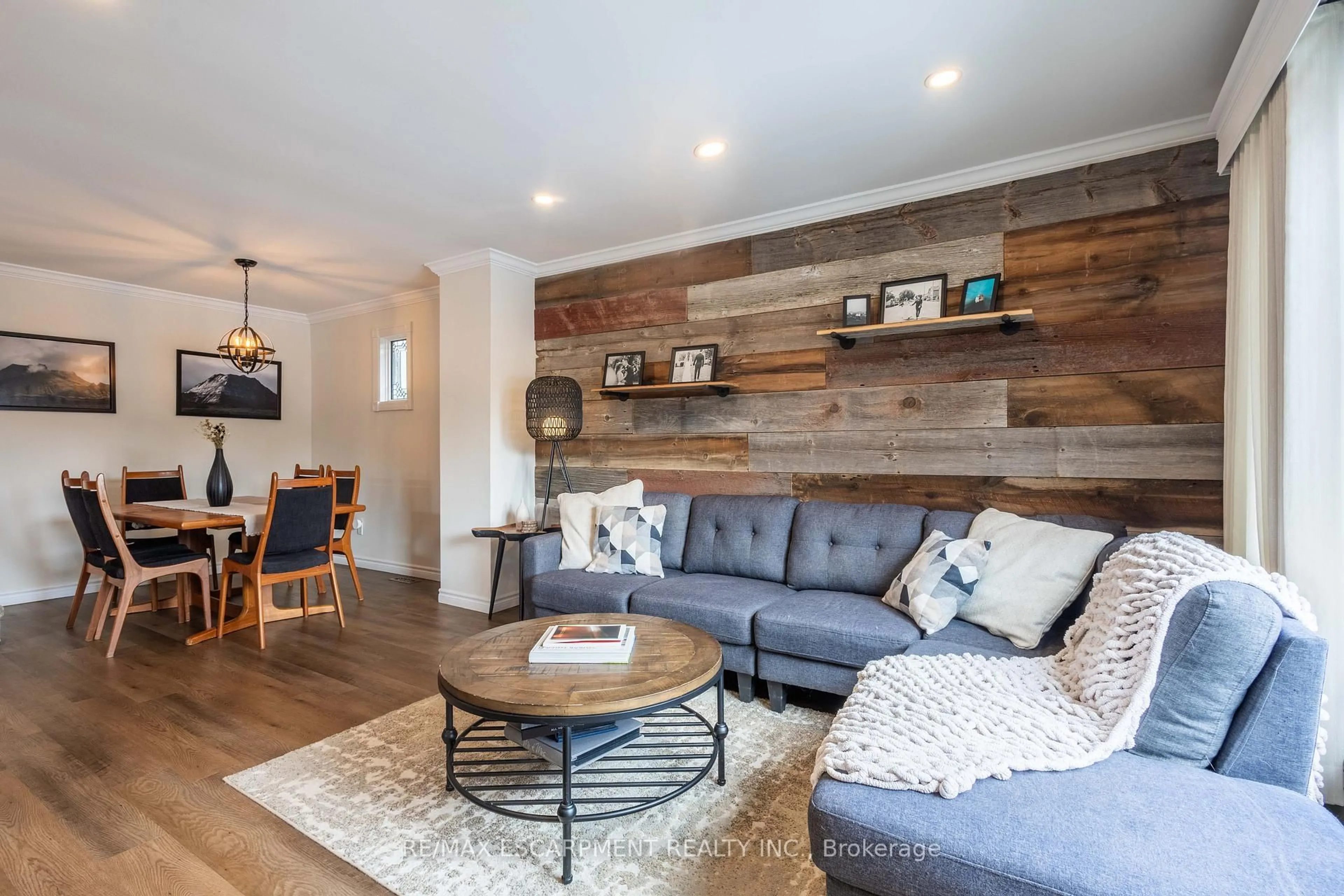 Living room with furniture, wood/laminate floor for 72 ATHENIA Dr, Hamilton Ontario L8J 1S8