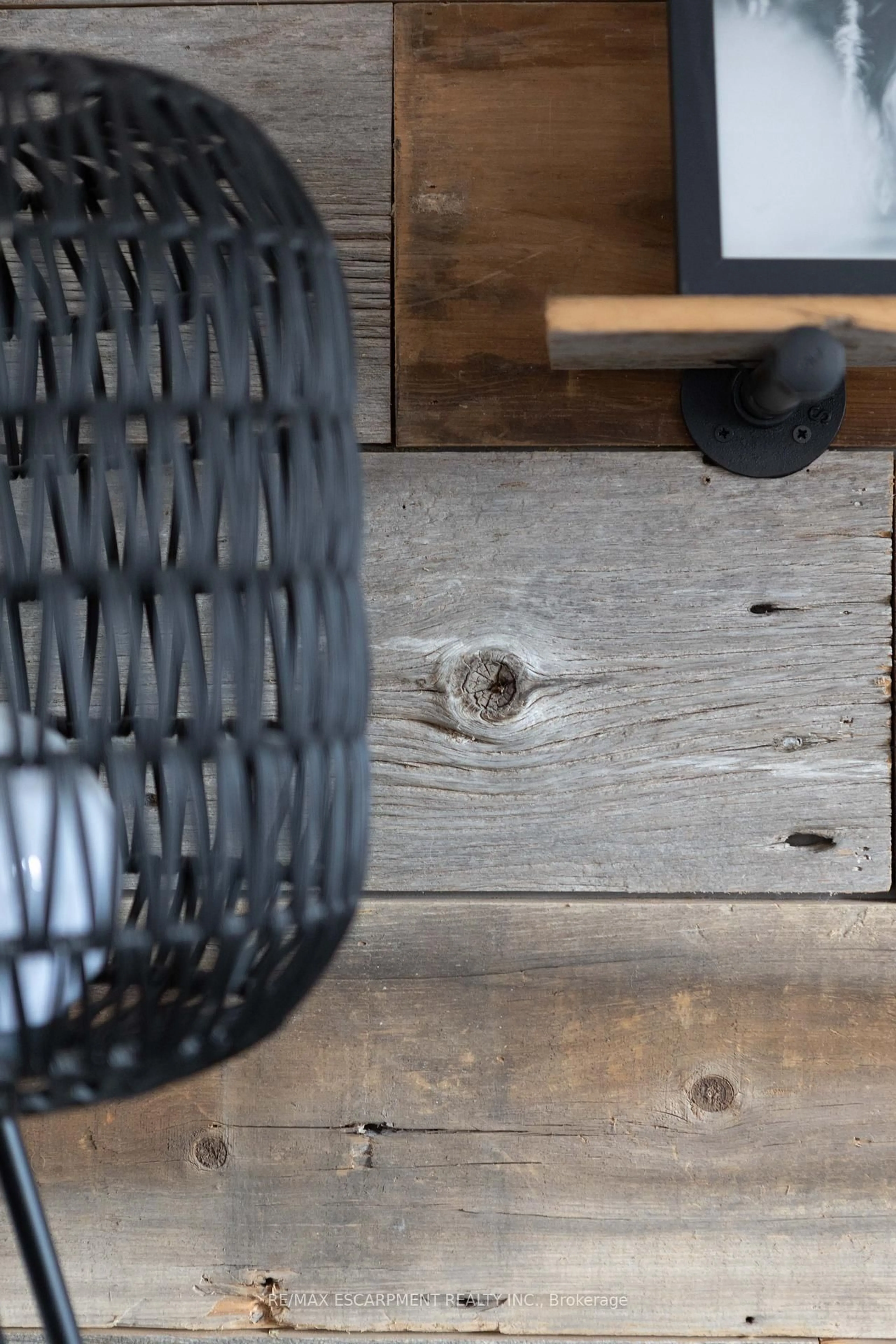 Indoor entryway for 72 ATHENIA Dr, Hamilton Ontario L8J 1S8