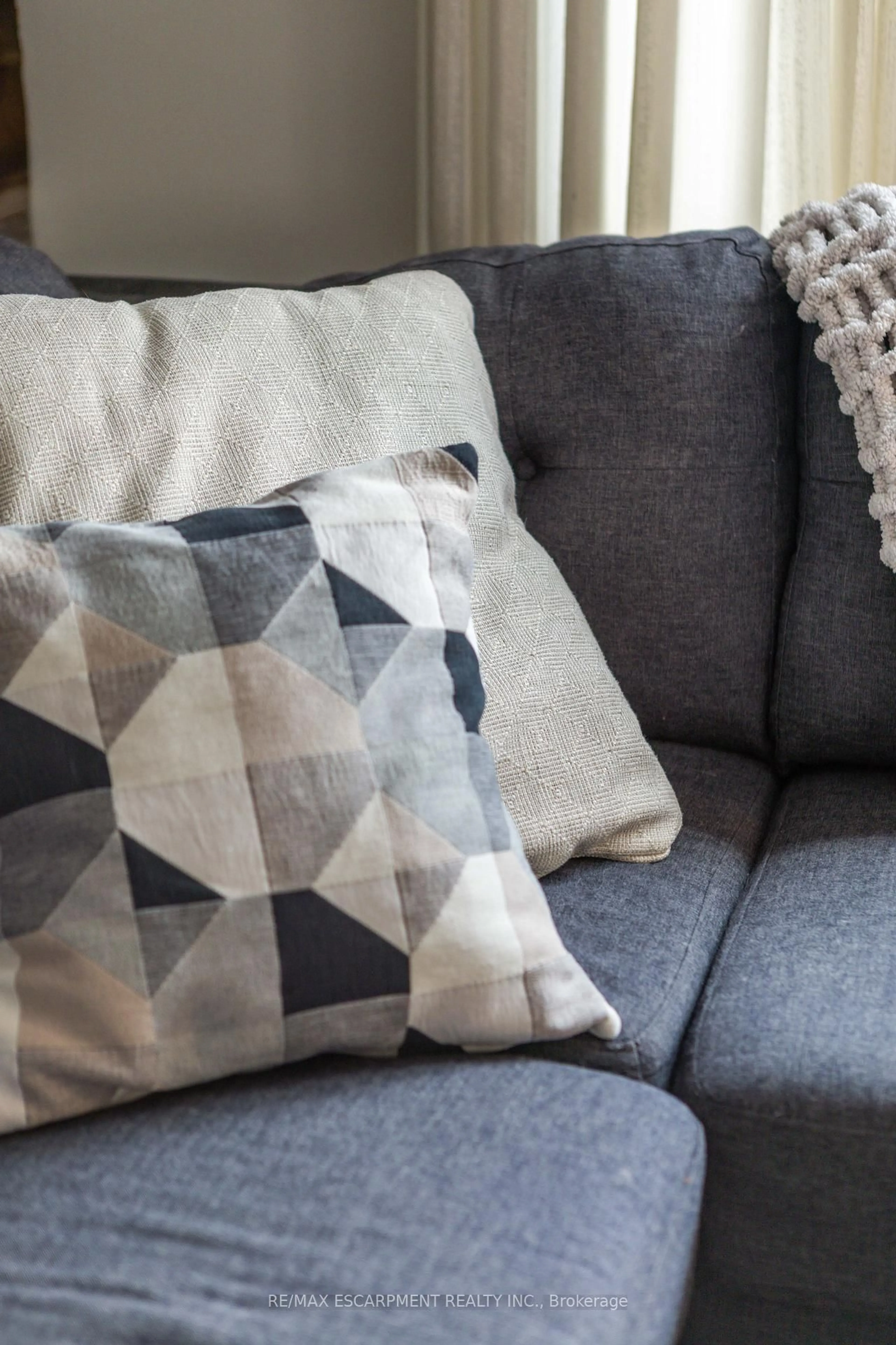 Living room with furniture, carpet floor for 72 ATHENIA Dr, Hamilton Ontario L8J 1S8