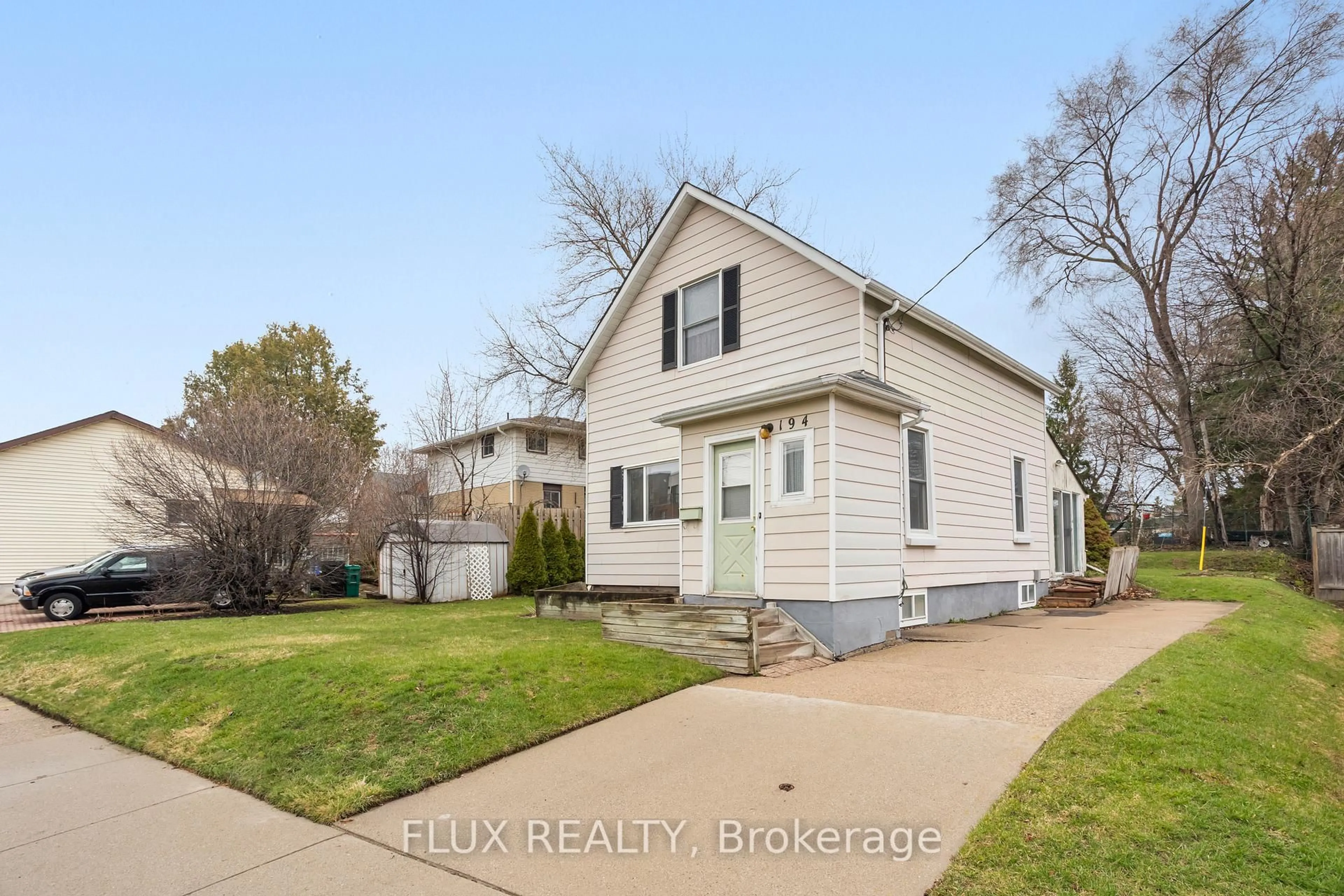Home with vinyl exterior material, street for 194 Moore Ave, Waterloo Ontario N2J 1X8