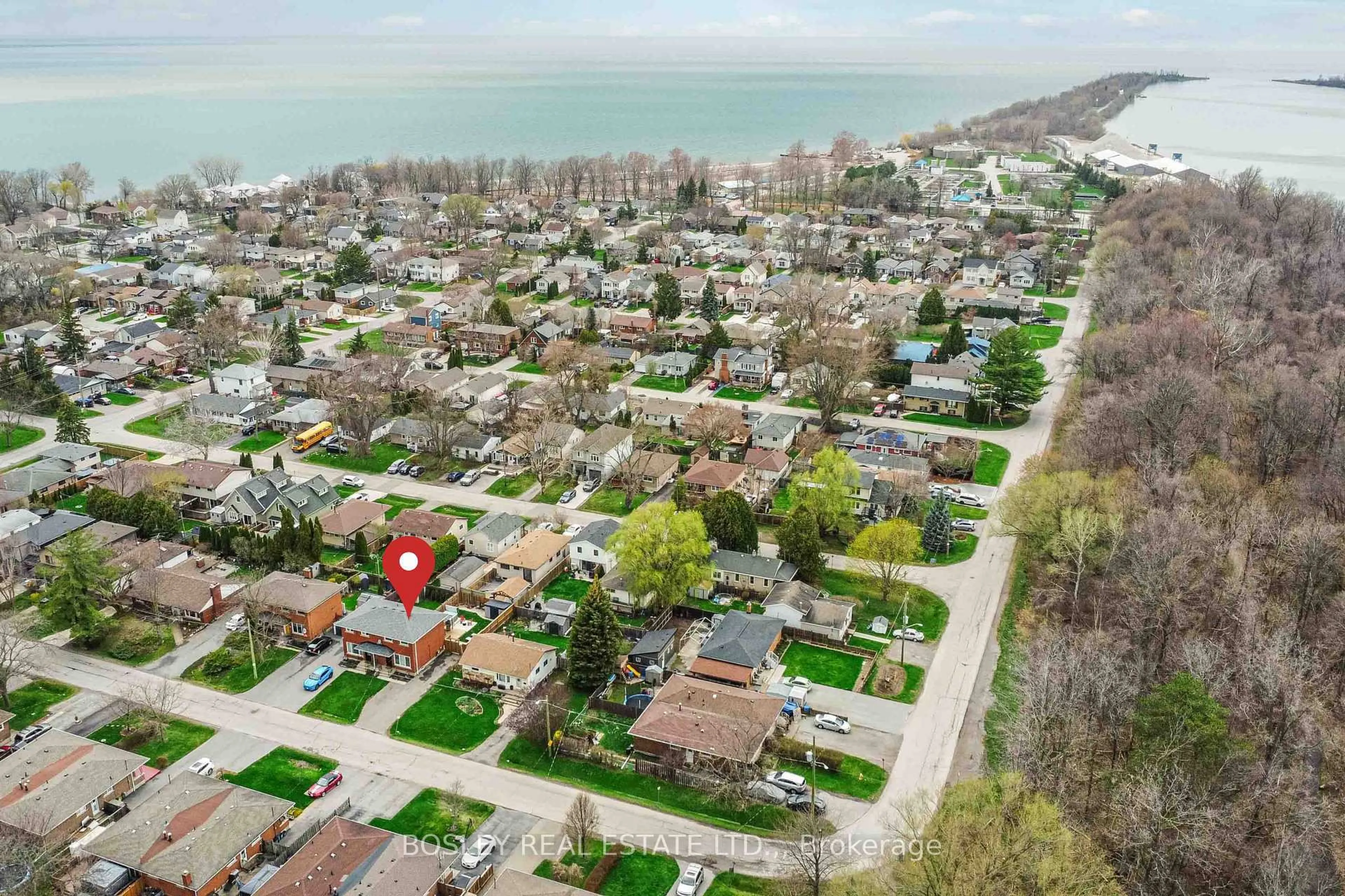 A pic from outside/outdoor area/front of a property/back of a property/a pic from drone, street for 75 Wildwood Rd, St. Catharines Ontario L2M 1E1