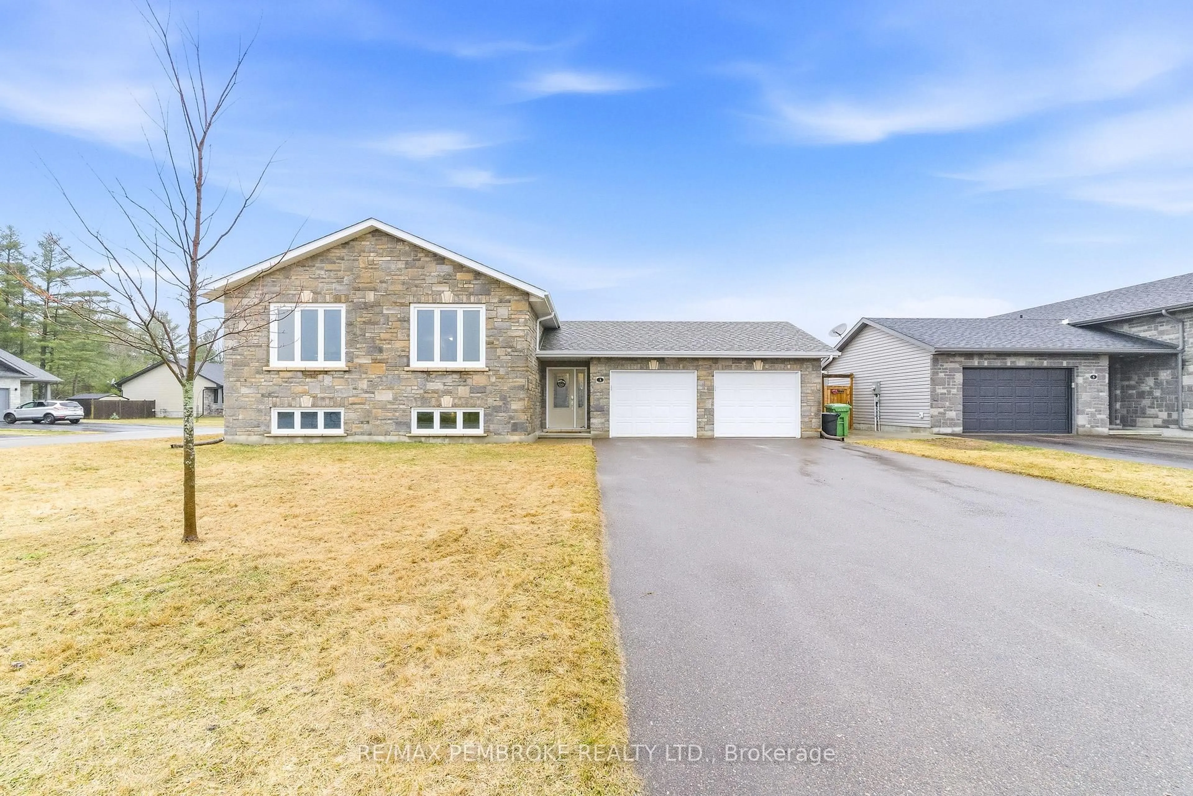 A pic from outside/outdoor area/front of a property/back of a property/a pic from drone, street for 3 Nile St, Petawawa Ontario K8H 0E8