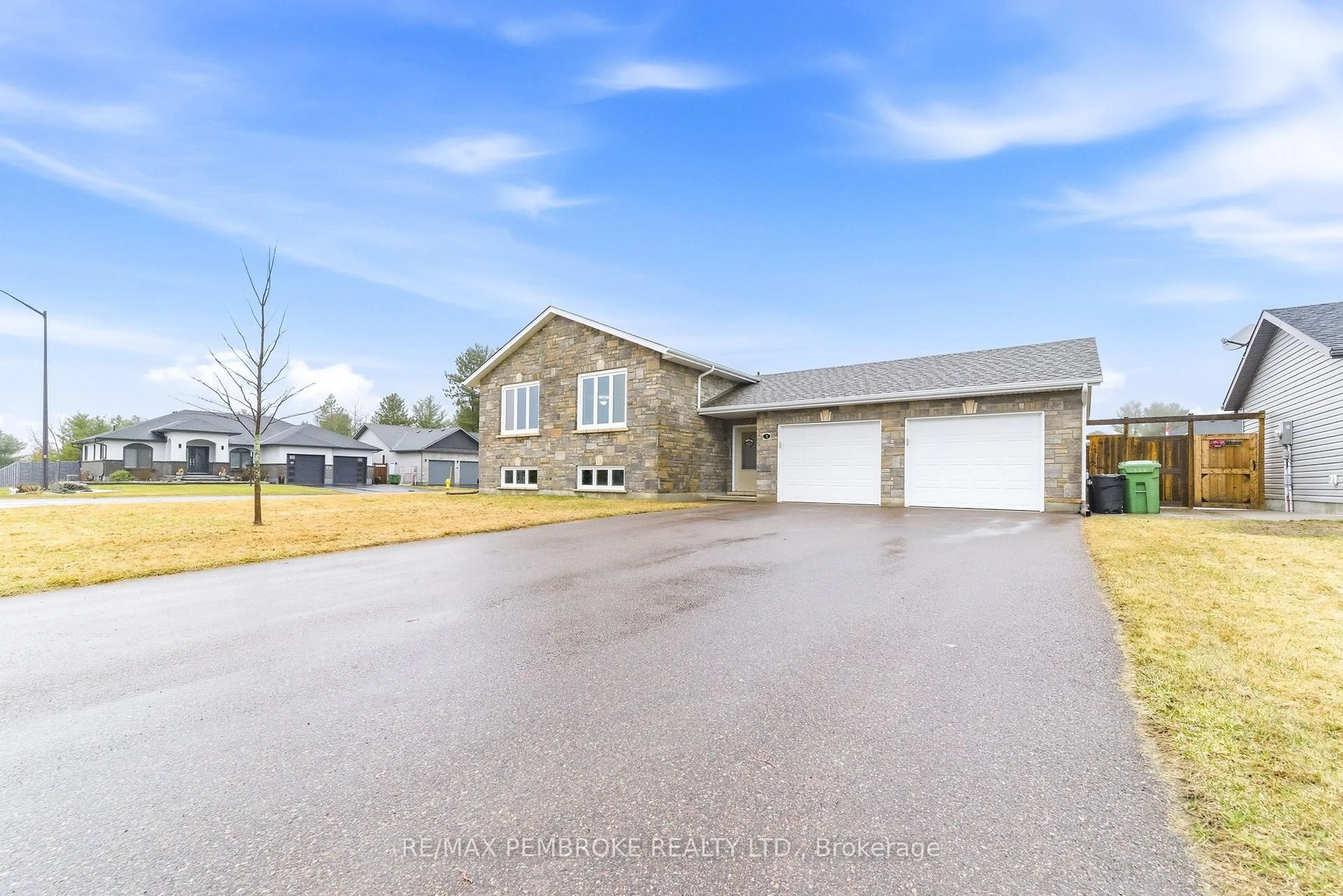 A pic from outside/outdoor area/front of a property/back of a property/a pic from drone, unknown for 3 Nile St, Petawawa Ontario K8H 0E8