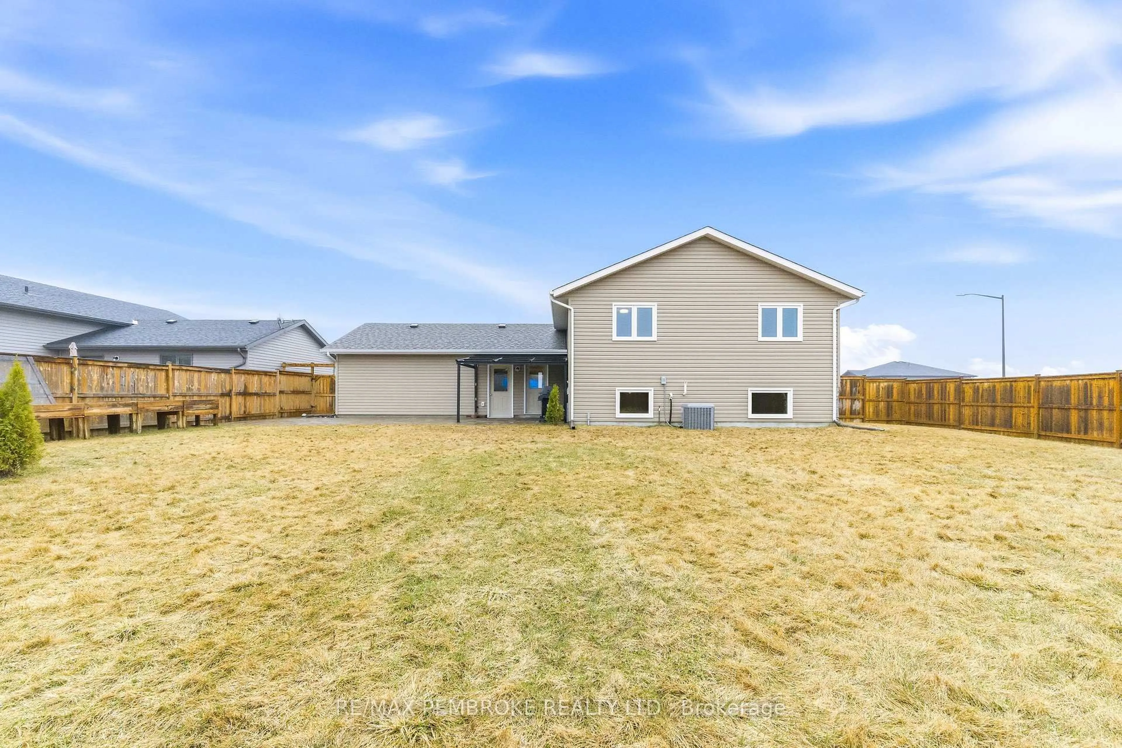 Home with vinyl exterior material, unknown for 3 Nile St, Petawawa Ontario K8H 0E8