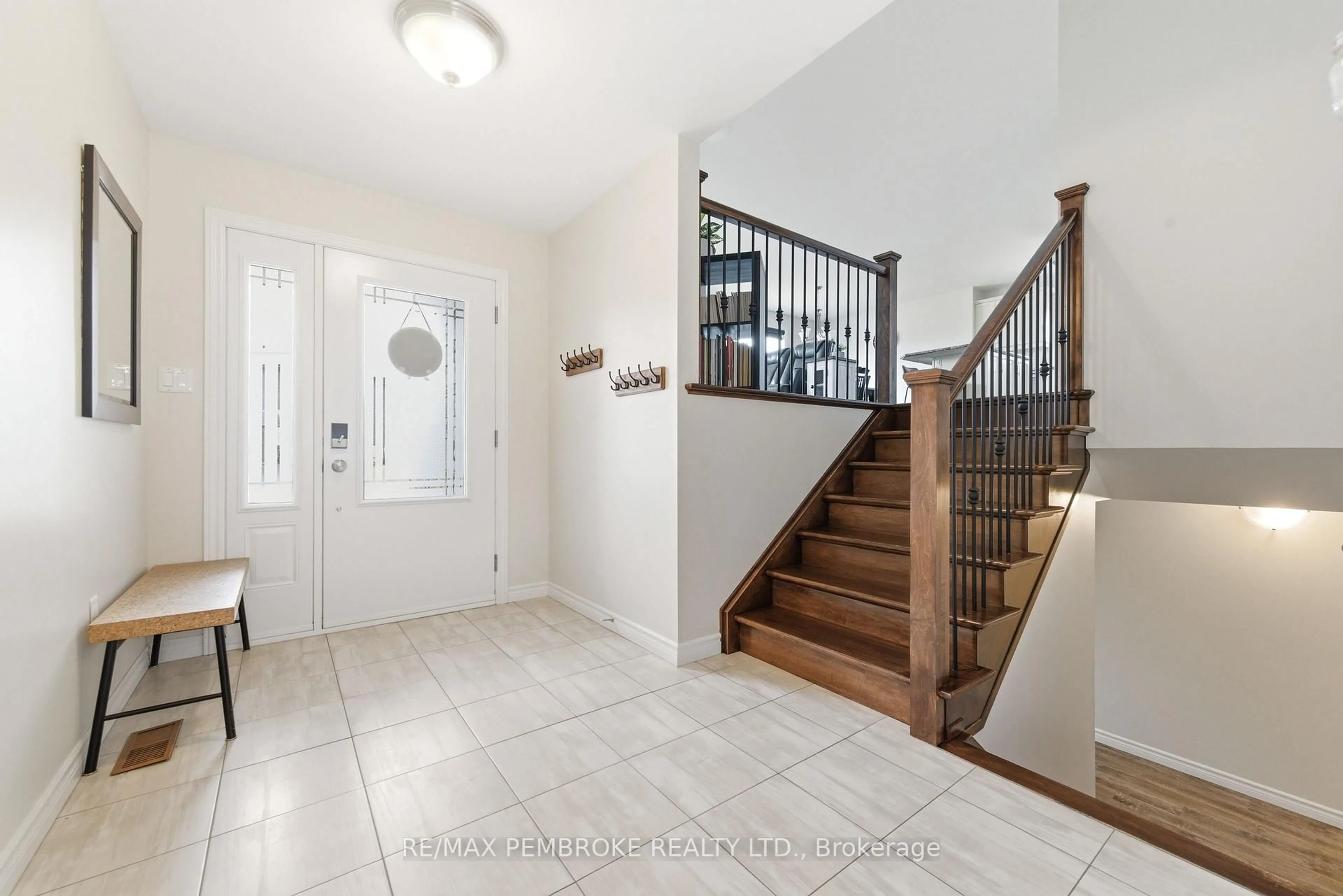 Indoor entryway for 3 Nile St, Petawawa Ontario K8H 0E8