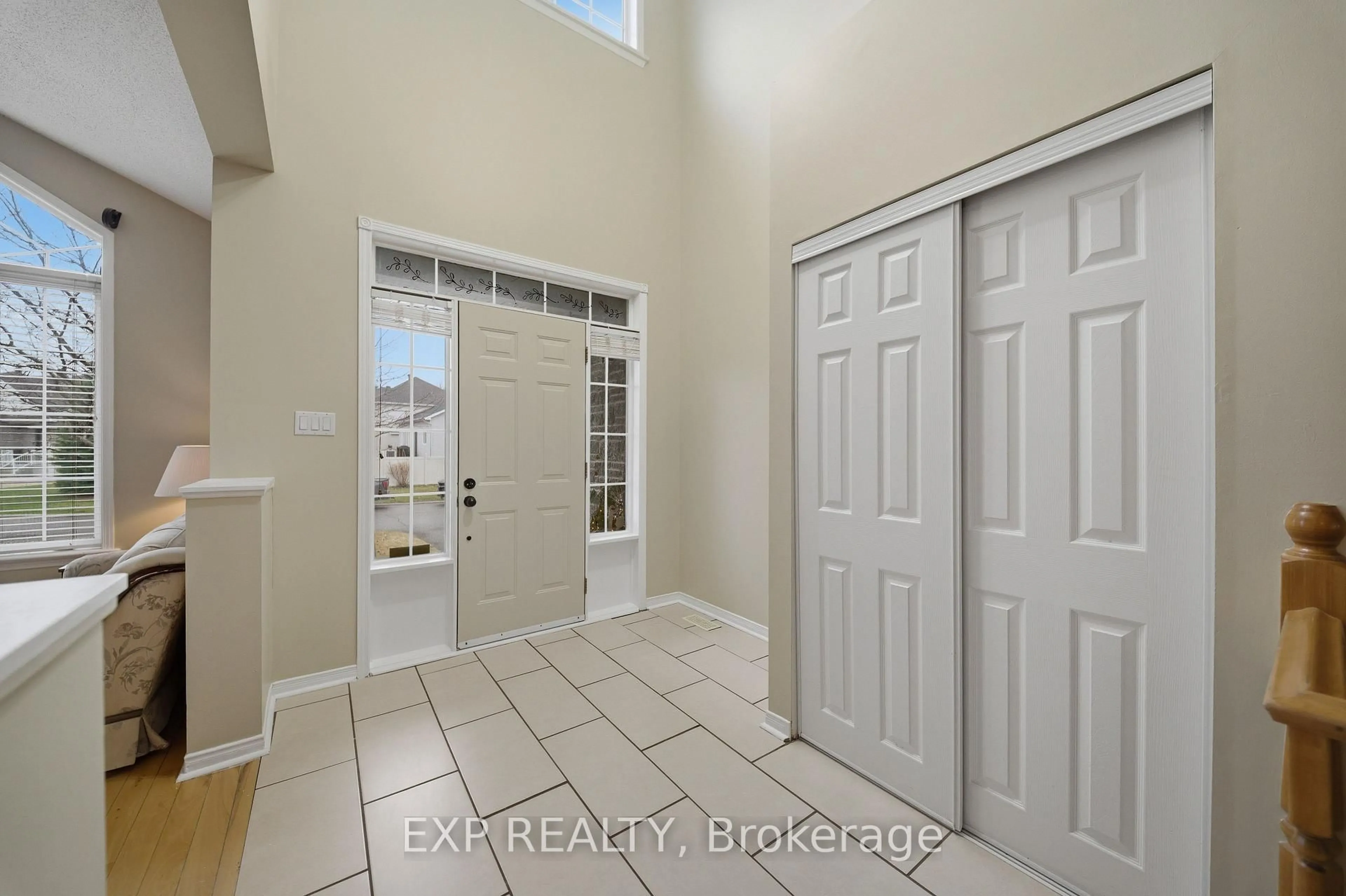 Indoor entryway for 80 La Prairie St, Russell Ontario K0A 1W0