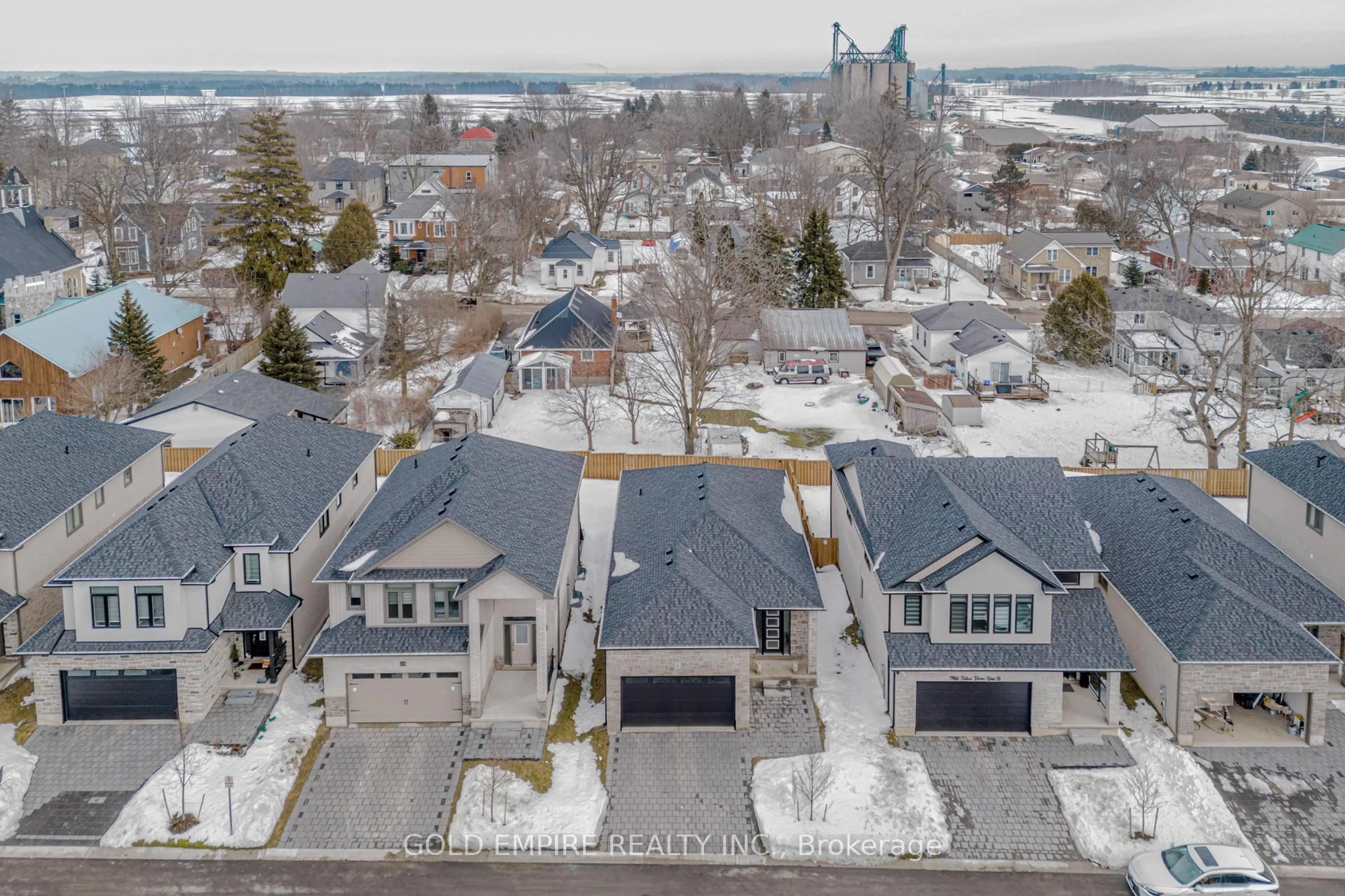 A pic from outside/outdoor area/front of a property/back of a property/a pic from drone, unknown for 7966 Fallon Dr #18, Lucan Biddulph Ontario N0M 1V0