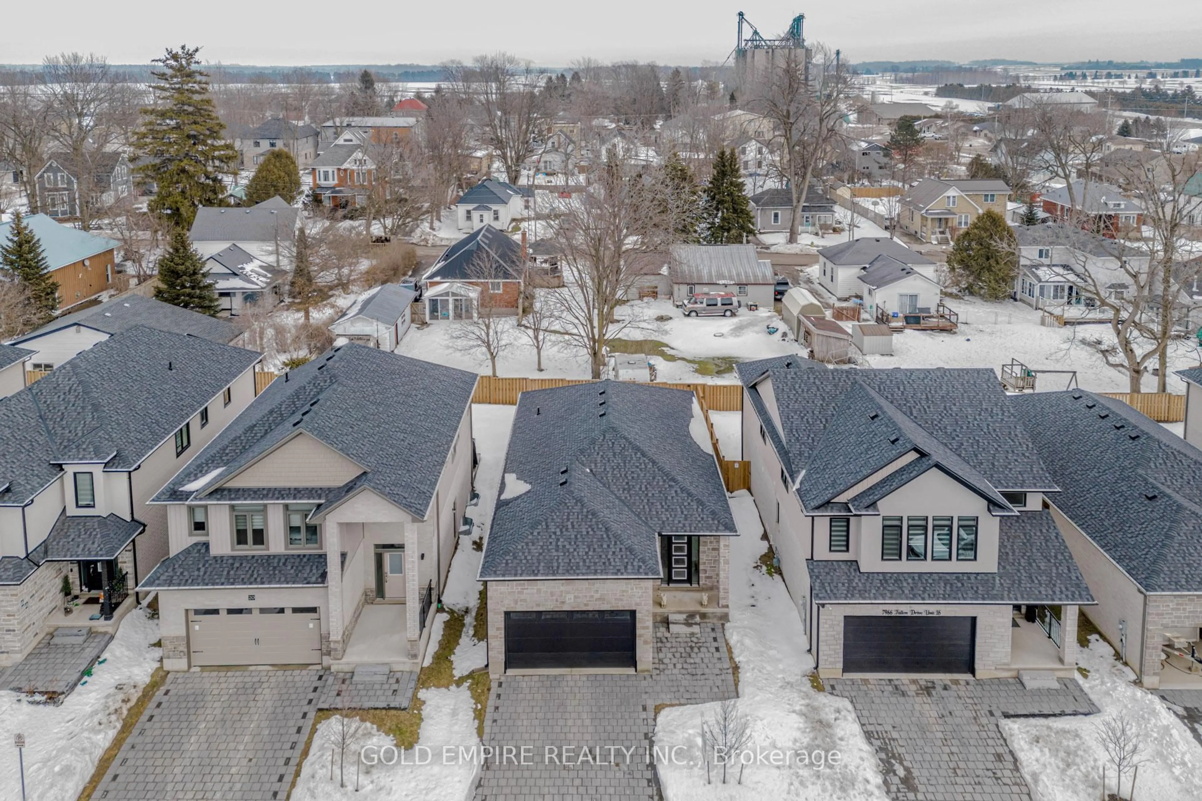 A pic from outside/outdoor area/front of a property/back of a property/a pic from drone, street for 7966 Fallon Dr #18, Lucan Biddulph Ontario N0M 1V0