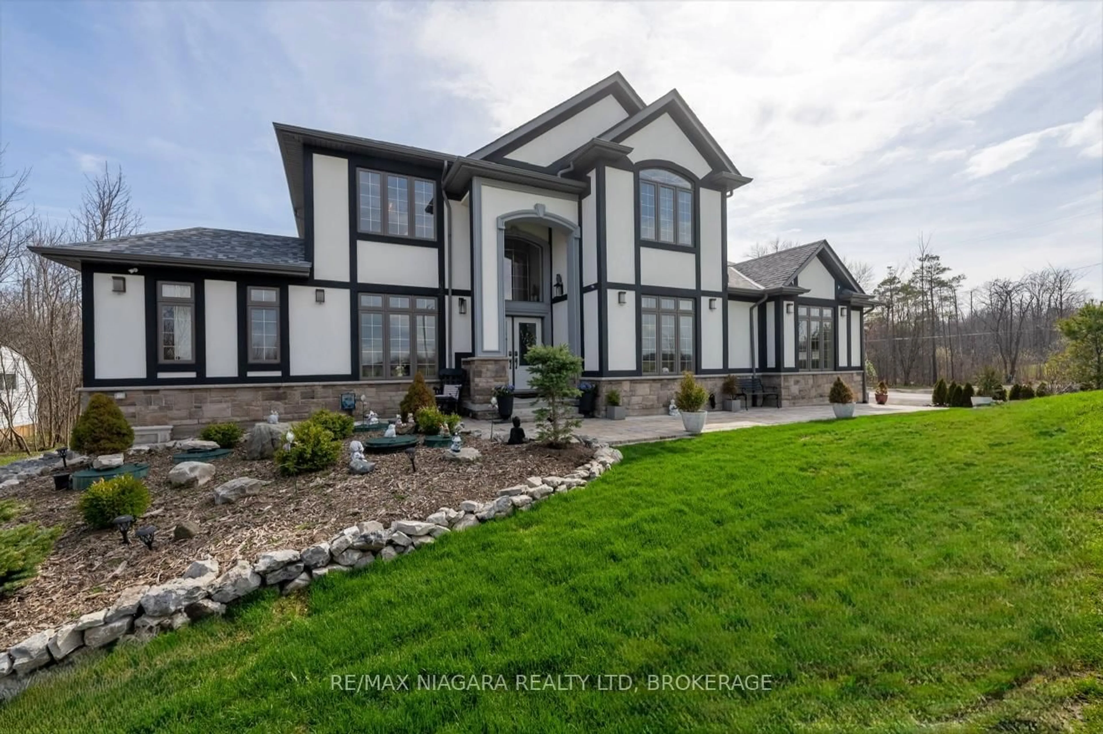 Home with vinyl exterior material, mountain view for 1040 Oakhill Blvd, Fort Erie Ontario L2A 1N9