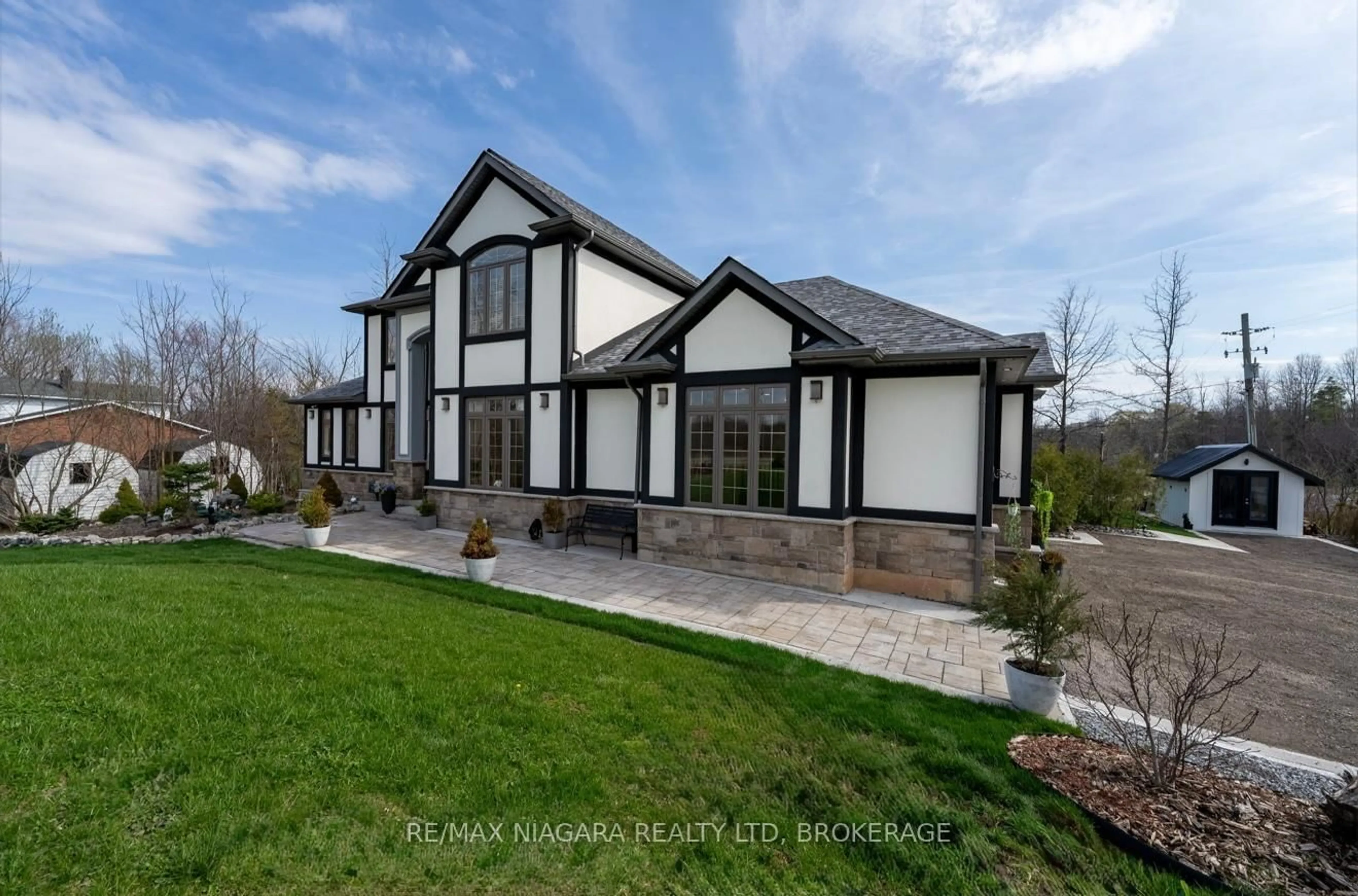 Home with brick exterior material, unknown for 1040 Oakhill Blvd, Fort Erie Ontario L2A 1N9