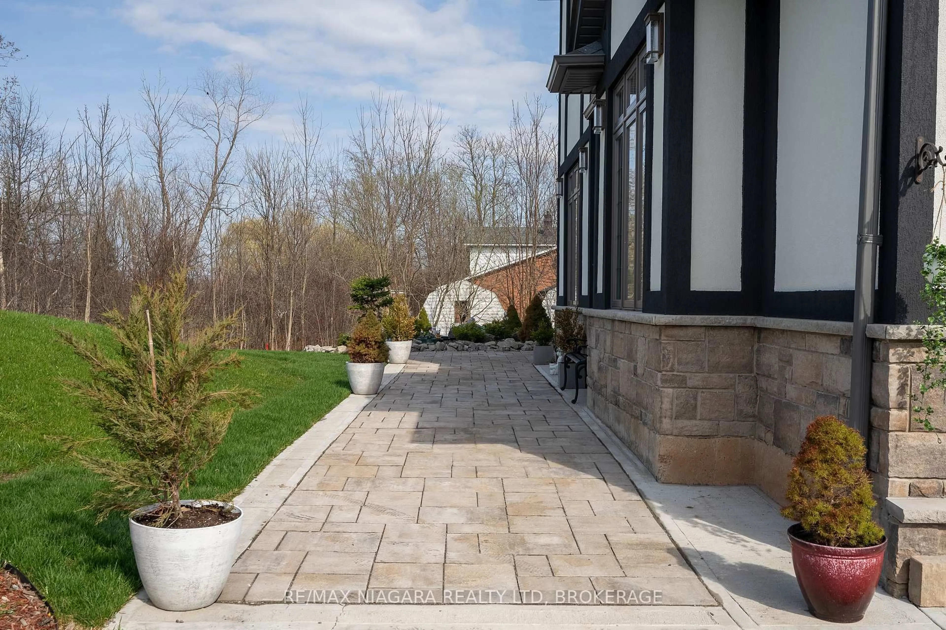 Patio, street for 1040 Oakhill Blvd, Fort Erie Ontario L2A 1N9