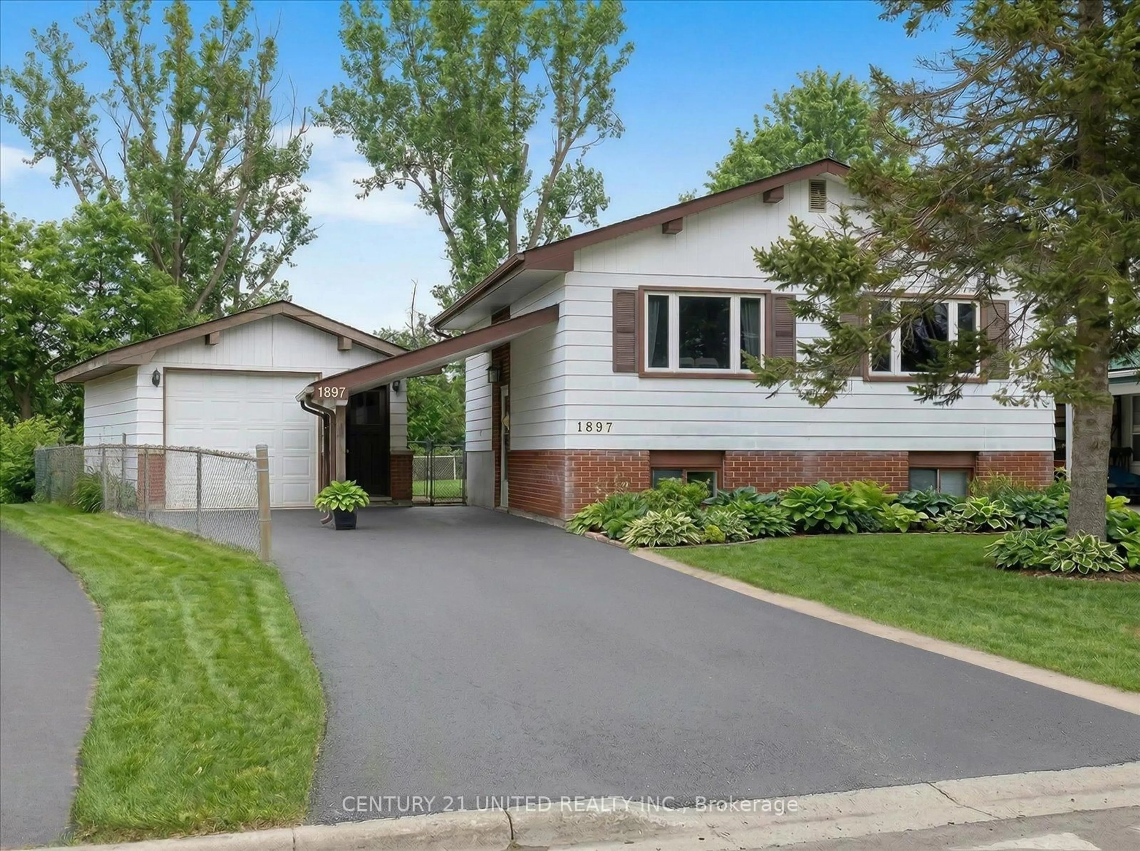 Home with vinyl exterior material, street for 1897 Stewartcroft Cres, Peterborough Ontario K9K 1G7