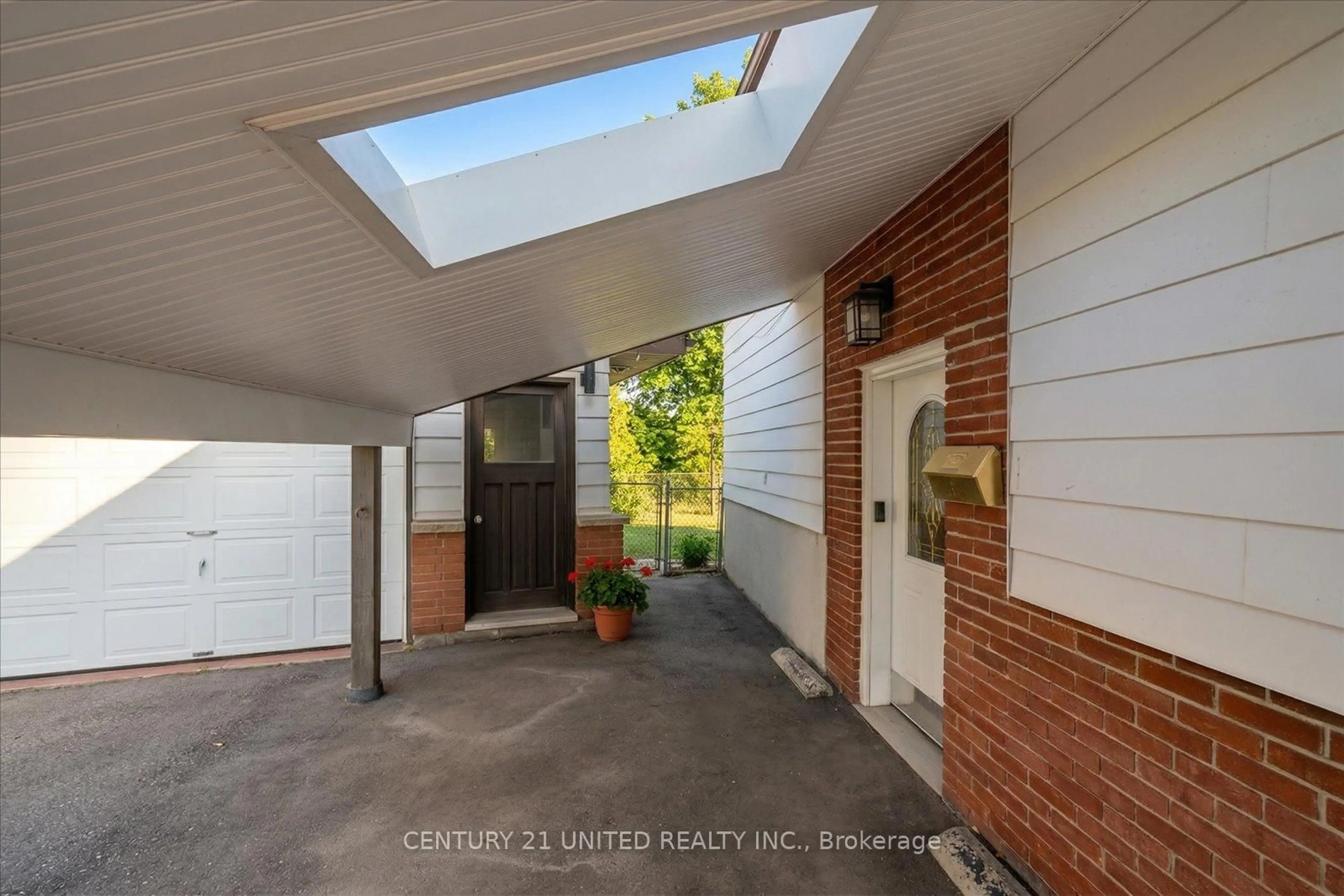 Indoor entryway for 1897 Stewartcroft Cres, Peterborough Ontario K9K 1G7