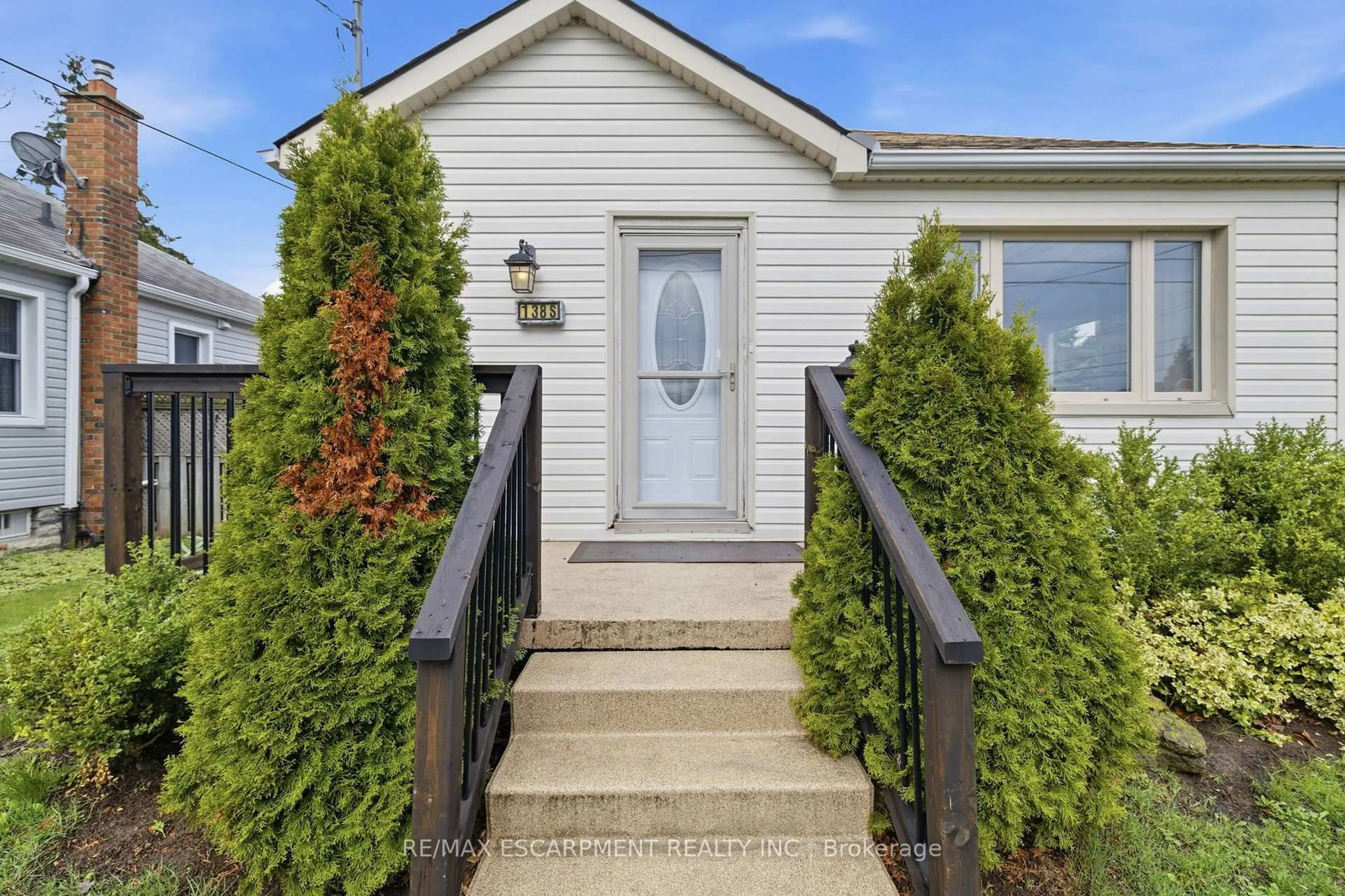 Home with vinyl exterior material, street for 138 Glenholme Ave, Hamilton Ontario L8K 3L7