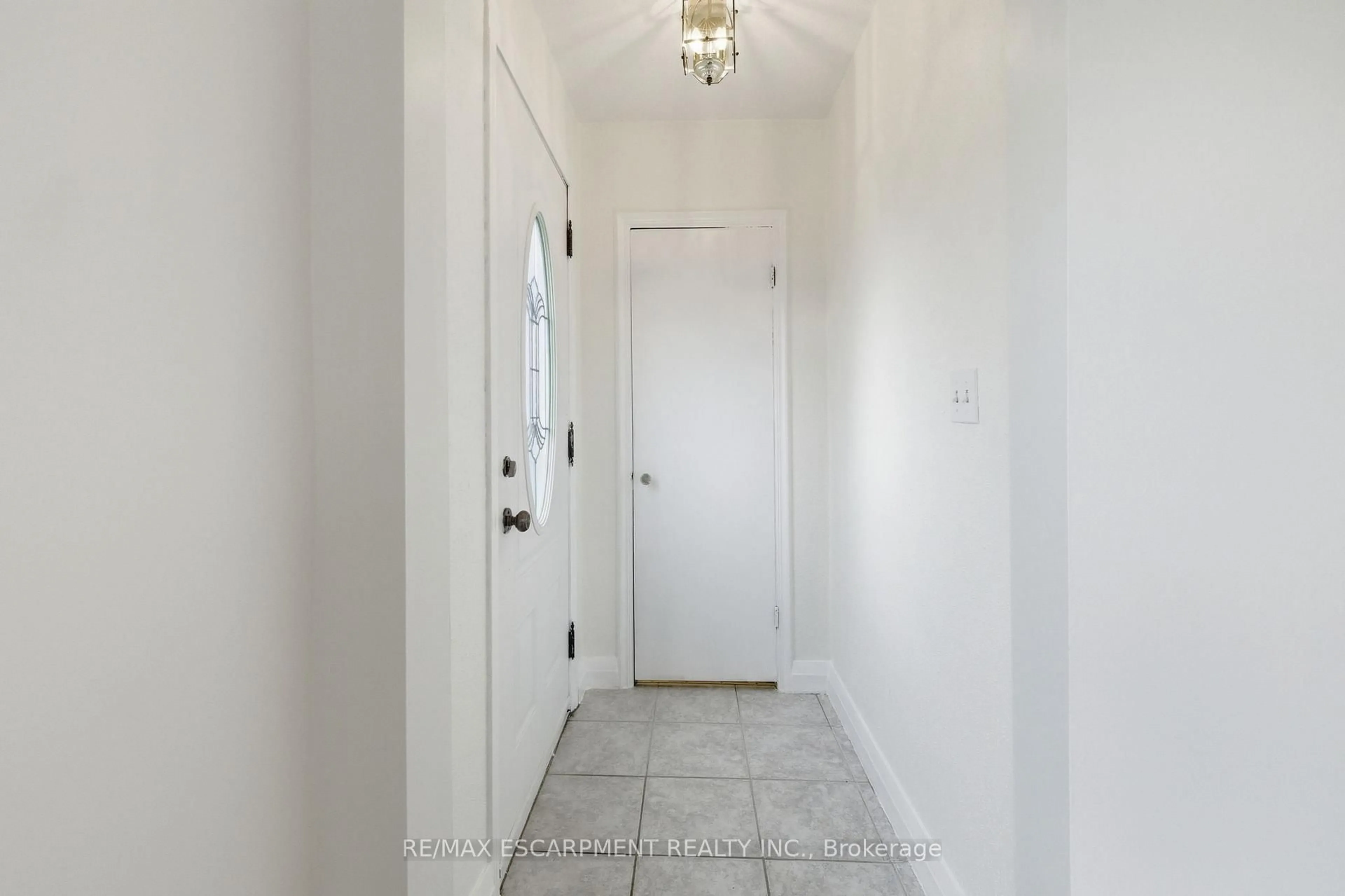 Indoor entryway for 138 Glenholme Ave, Hamilton Ontario L8K 3L7
