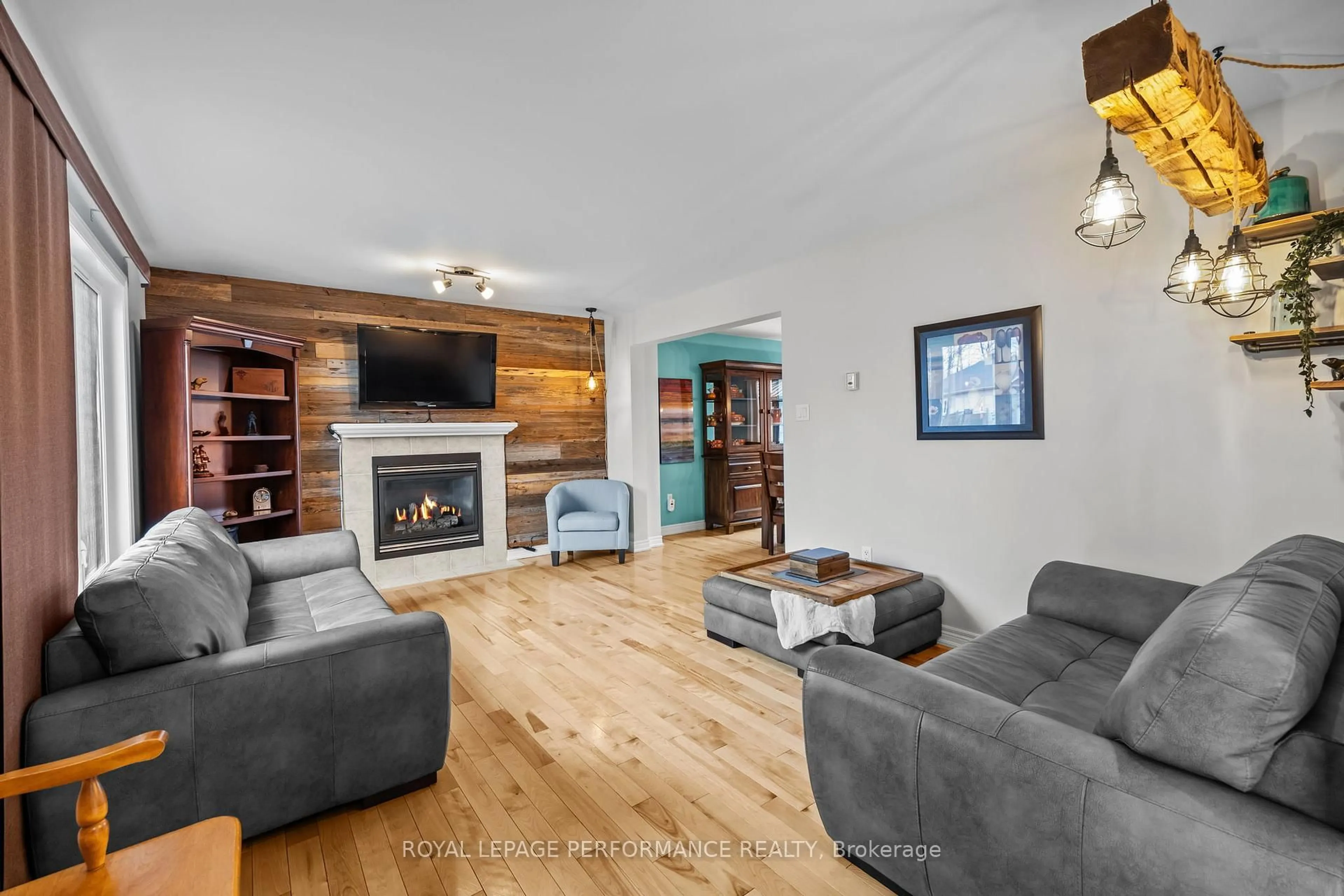 Living room with furniture, wood/laminate floor for 23 Anita Circ, The Nation Ontario K0A 2M0