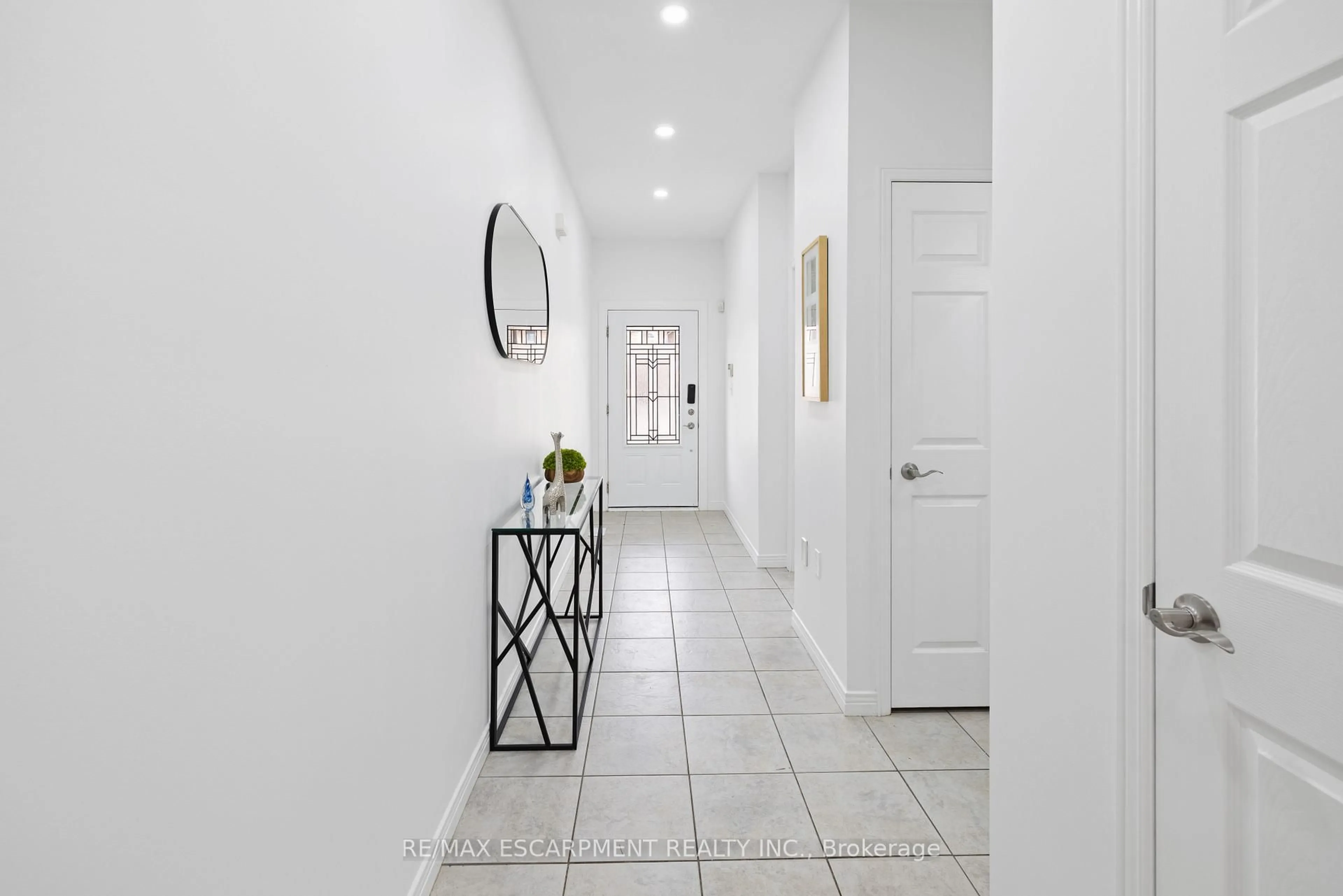 Indoor entryway for 39 McKibbon Ave, Hamilton Ontario L0R 1P0