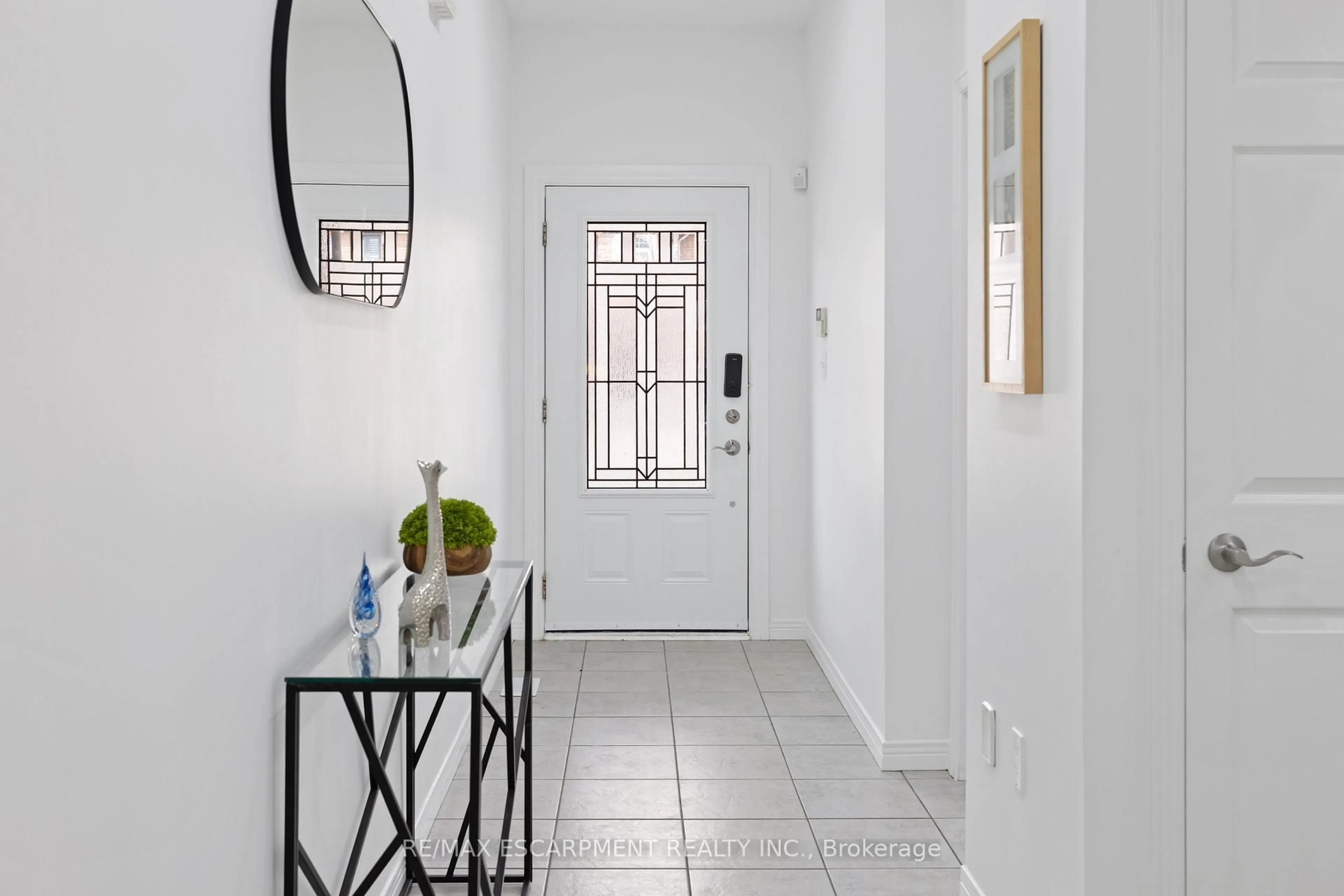 Indoor entryway for 39 McKibbon Ave, Hamilton Ontario L0R 1P0