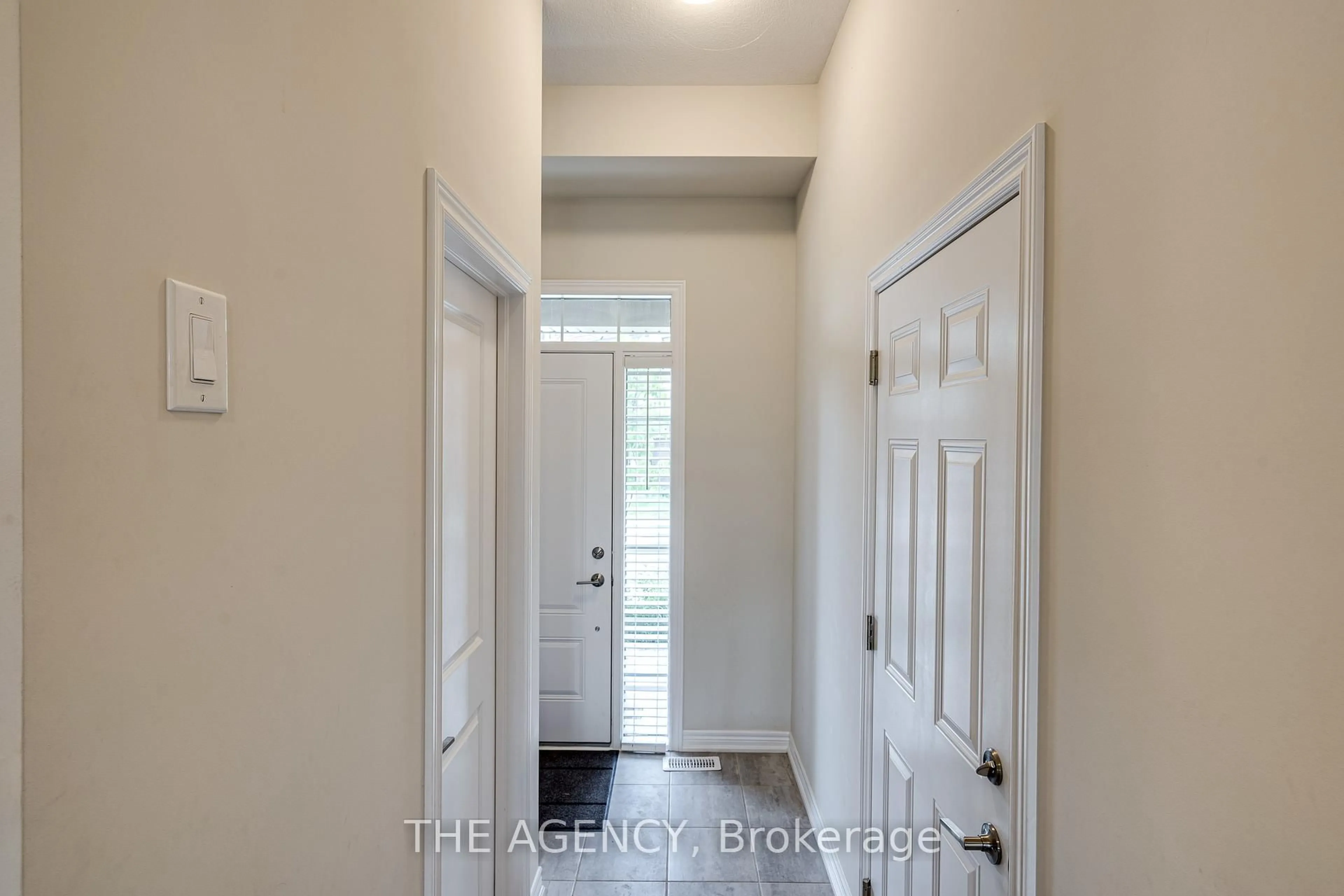 Indoor entryway for 47 Hibiscus Lane, Hamilton Ontario L8K 0A4