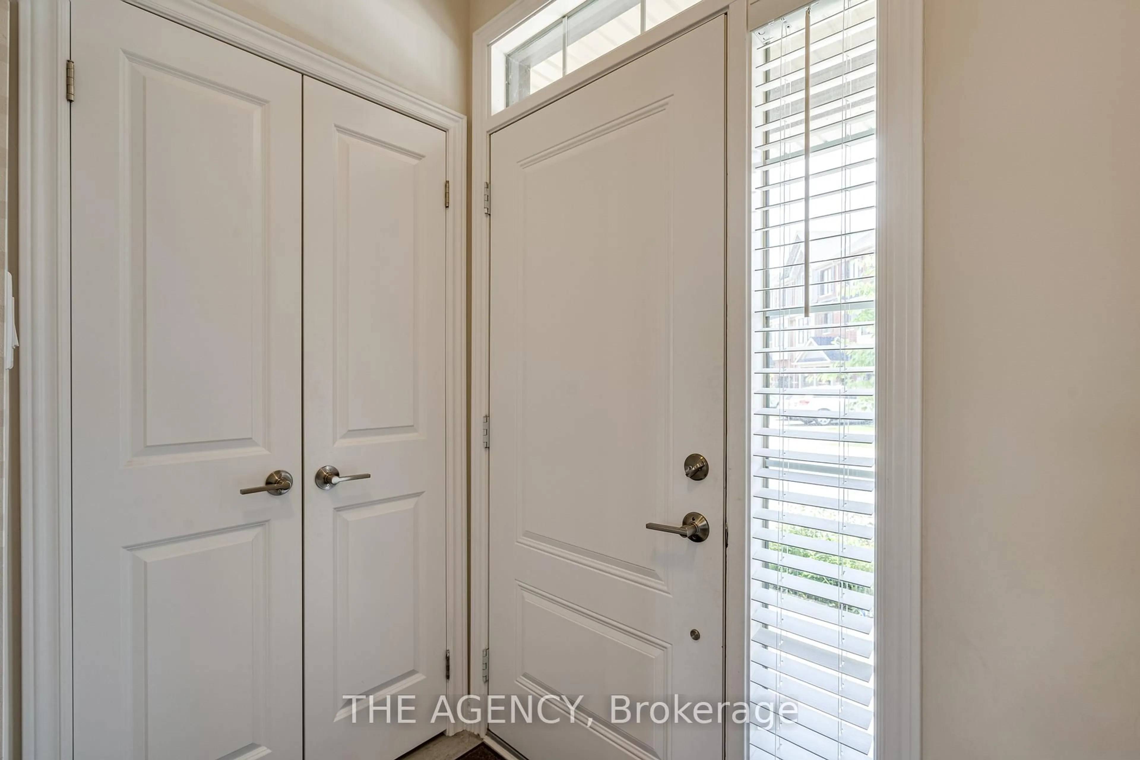 Indoor entryway for 47 Hibiscus Lane, Hamilton Ontario L8K 0A4