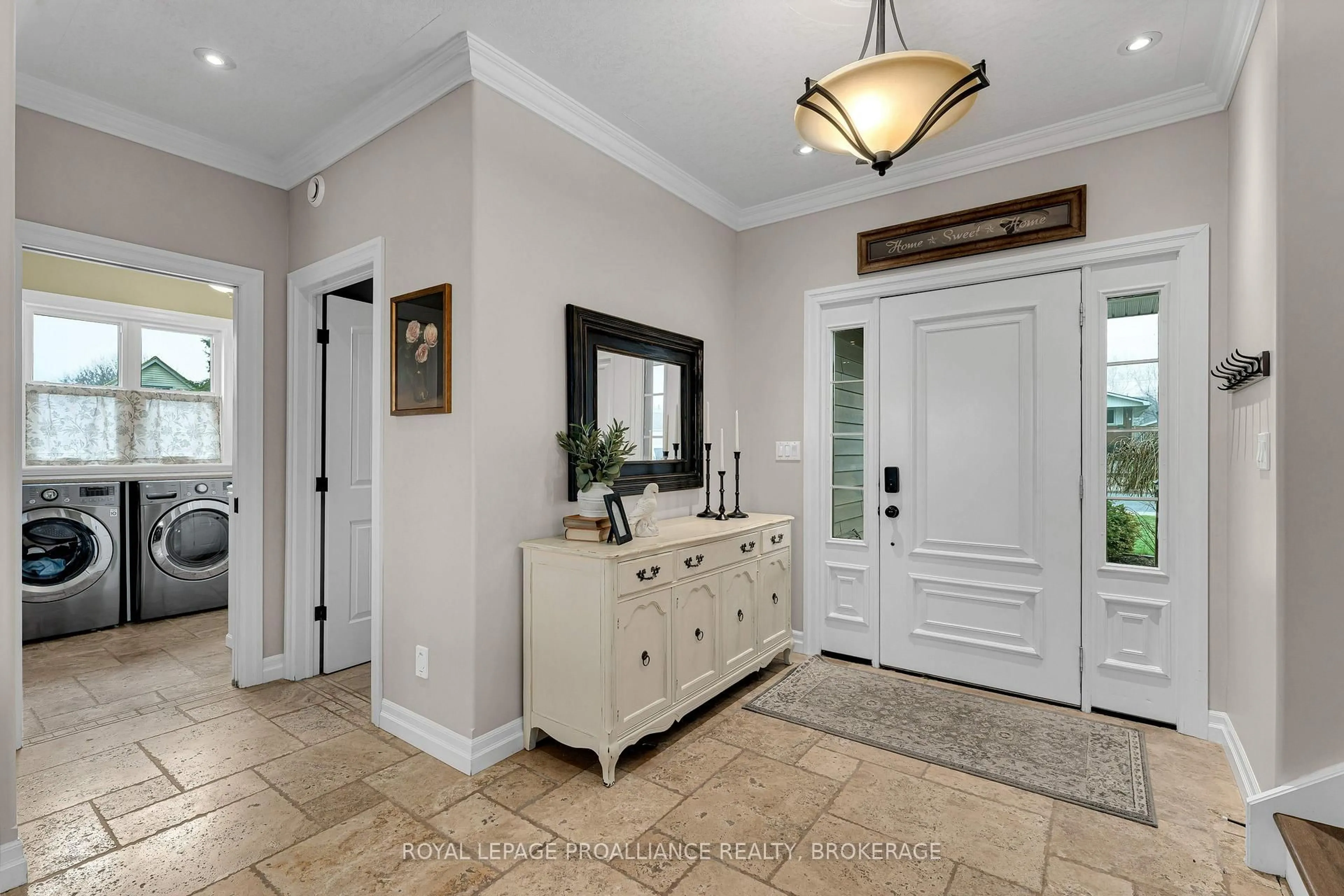 Indoor entryway for 270 North St, Gananoque Ontario K7G 1M1