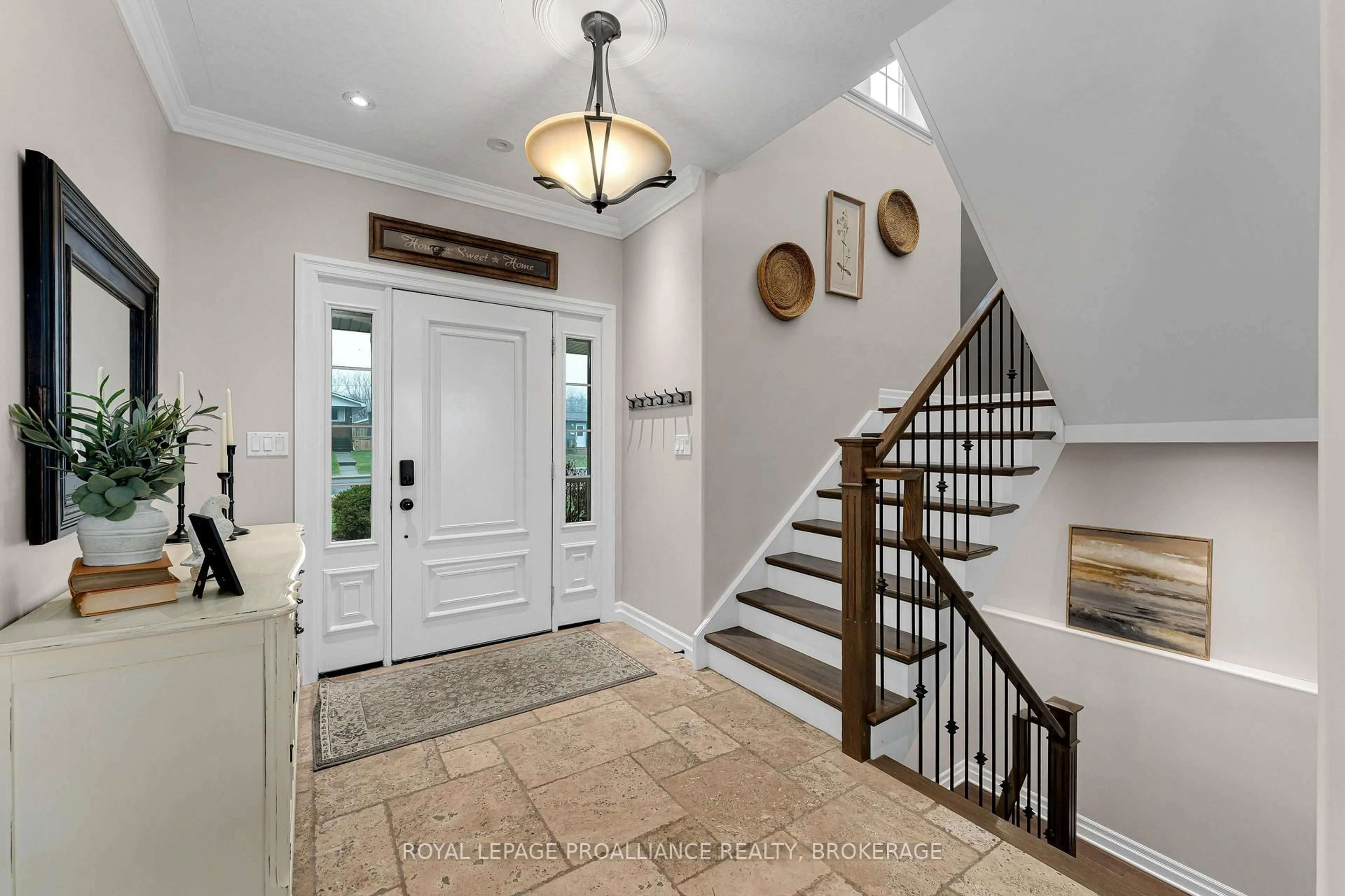 Indoor entryway for 270 North St, Gananoque Ontario K7G 1M1