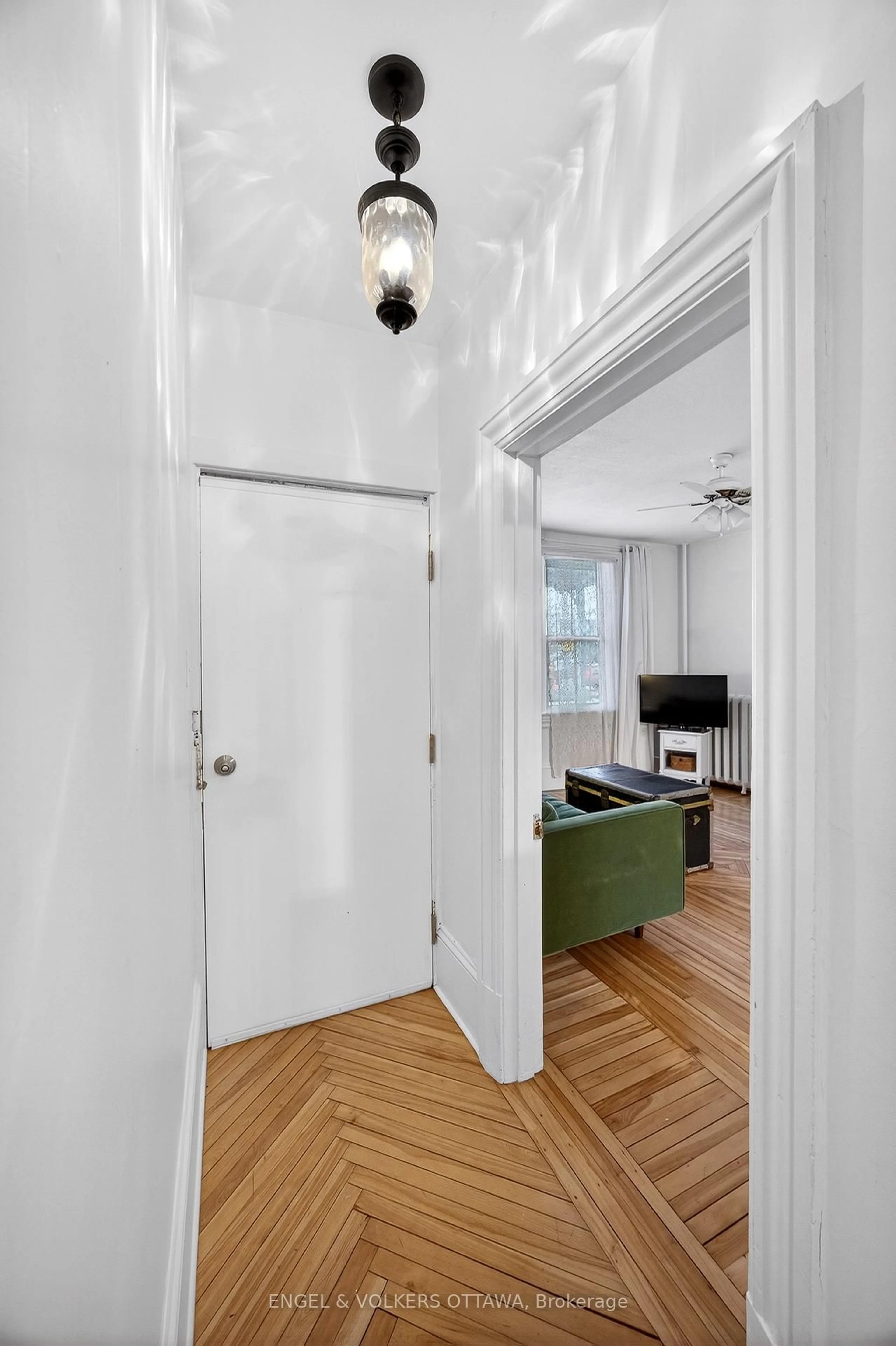 Indoor entryway for 86 Bruyère St, Ottawa Ontario K1N 5C6