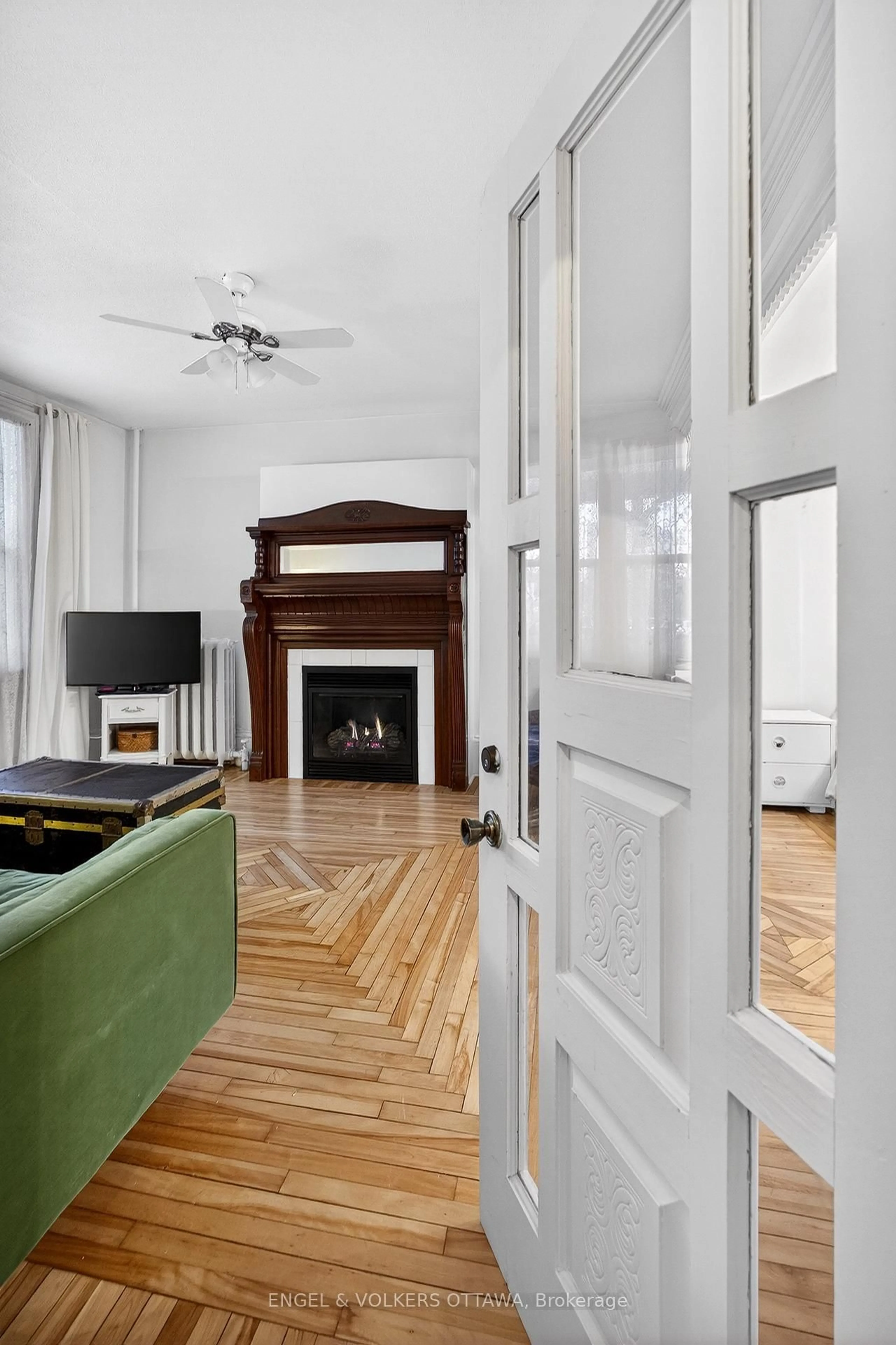 Living room with furniture, unknown for 86 Bruyère St, Ottawa Ontario K1N 5C6